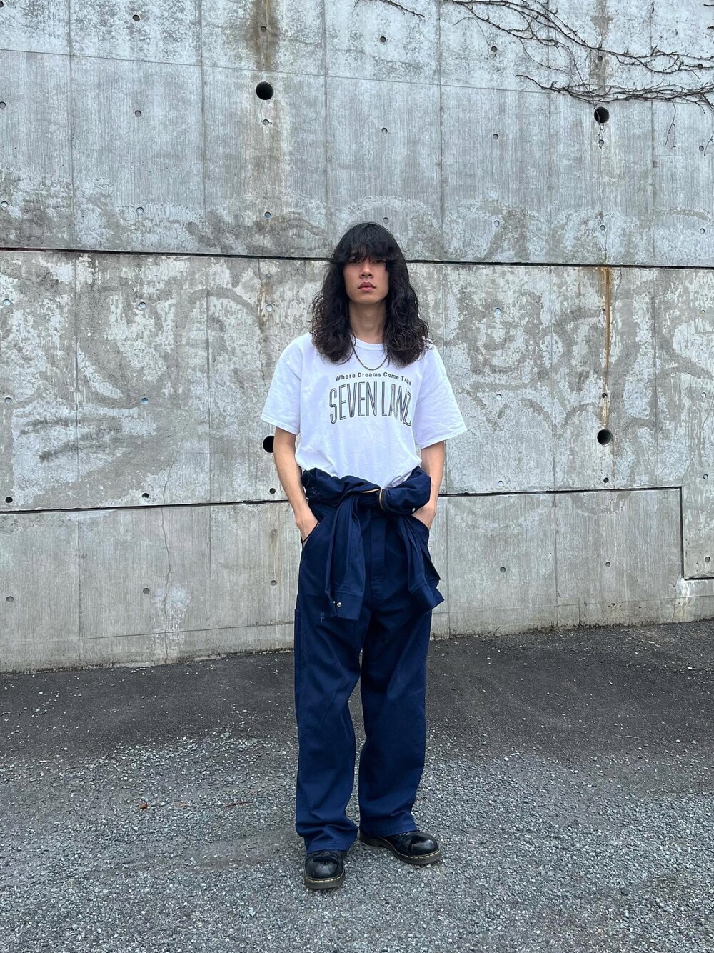 「カジュアルコーデ、つなぎ、いいね、save、フォローお願いします🤑、vintage、美容師」｜「Dr. Martensのアイテム（ブーツ、ブラック系）」を使った、KENTOさん（メンズ・180cm）の夏コーディネートの1枚目の写真