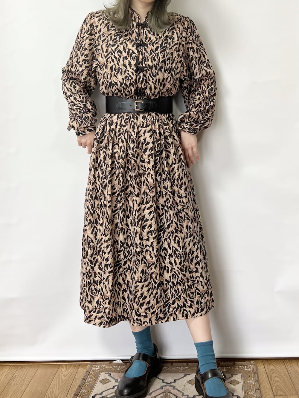 ブラウン系のワンピース、ブラウン系のワンピース、ブラウン系のワンピースを着用したレディースの夏コーディネートの1枚目の写真