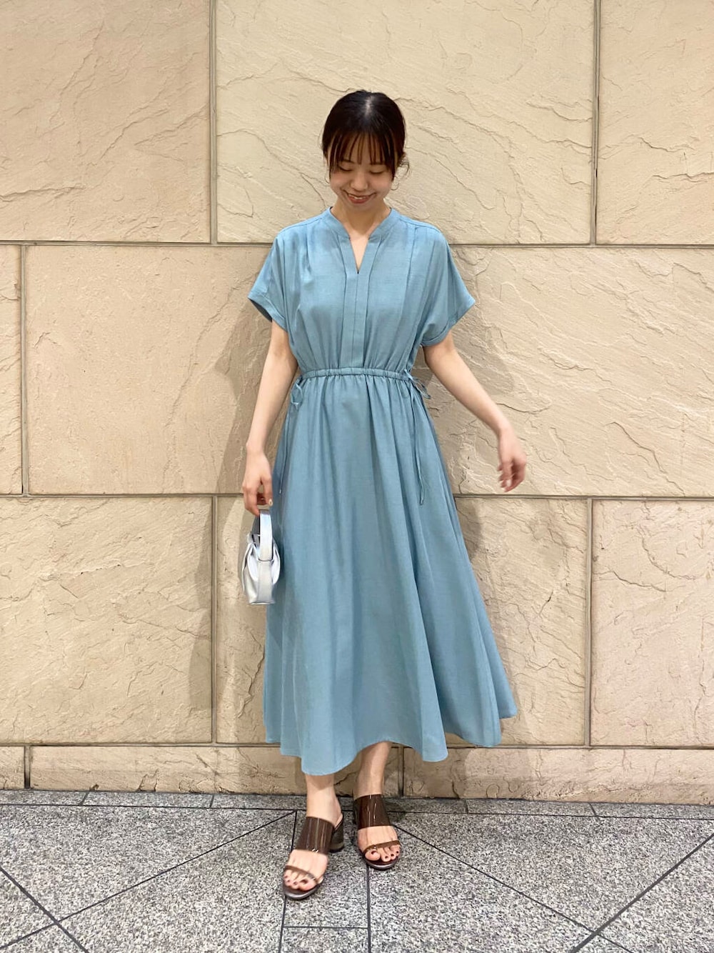 「ワンピース、大人カジュアル、キレイめ、きれいめカジュアル、夏コーデ、newarrival、オフィスカジュアル、フェミニン、ROSSO、夏服、オンオフ兼用、オンオフ、大人かわいい、20代後半、食事会」｜「URBAN RESEARCH ROSSO WOMENのLUMEN　FANTINE PETIT BAG（ハンドバッグ、シルバー系）」を使った、matsuさん（レディース・162cm）の春コーディネートの1枚目の写真