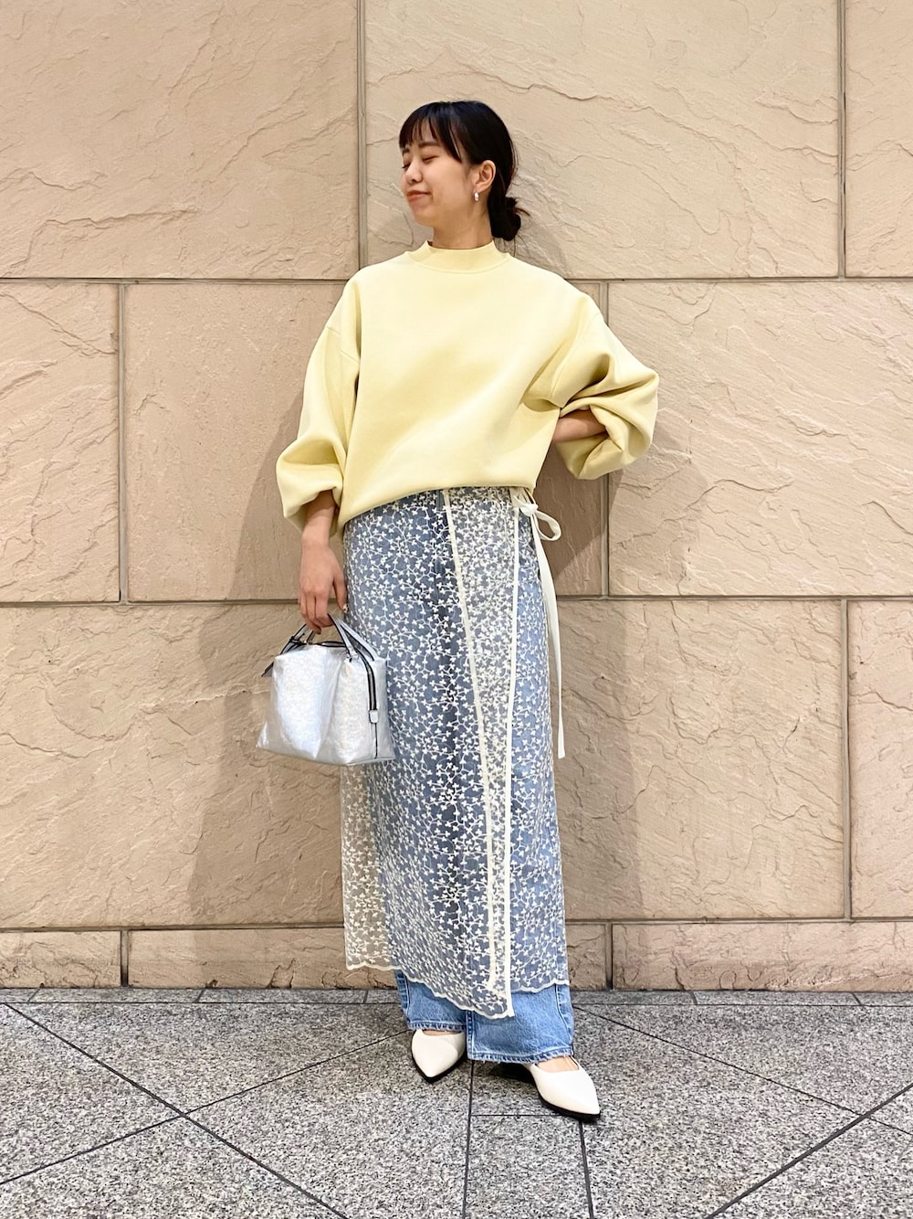 「URBAN RESEARCH ROSSO、ROSSO、URBAN RESEARCH、レーススカート×デニム、レーススカート、レイヤードスタイル、淡色コーデ、デニム、ニット、きれいめカジュアル、春服、オトナカジュアル、upper hights、イエベ秋、骨格ウェーブ」｜「ELENDEEKのELENDEEK　FORM SLEEVE OVER KNIT（ニット/セーター、イエロー系）」を使った、matsuさん（レディース・162cm）の冬コーディネートの1枚目の写真