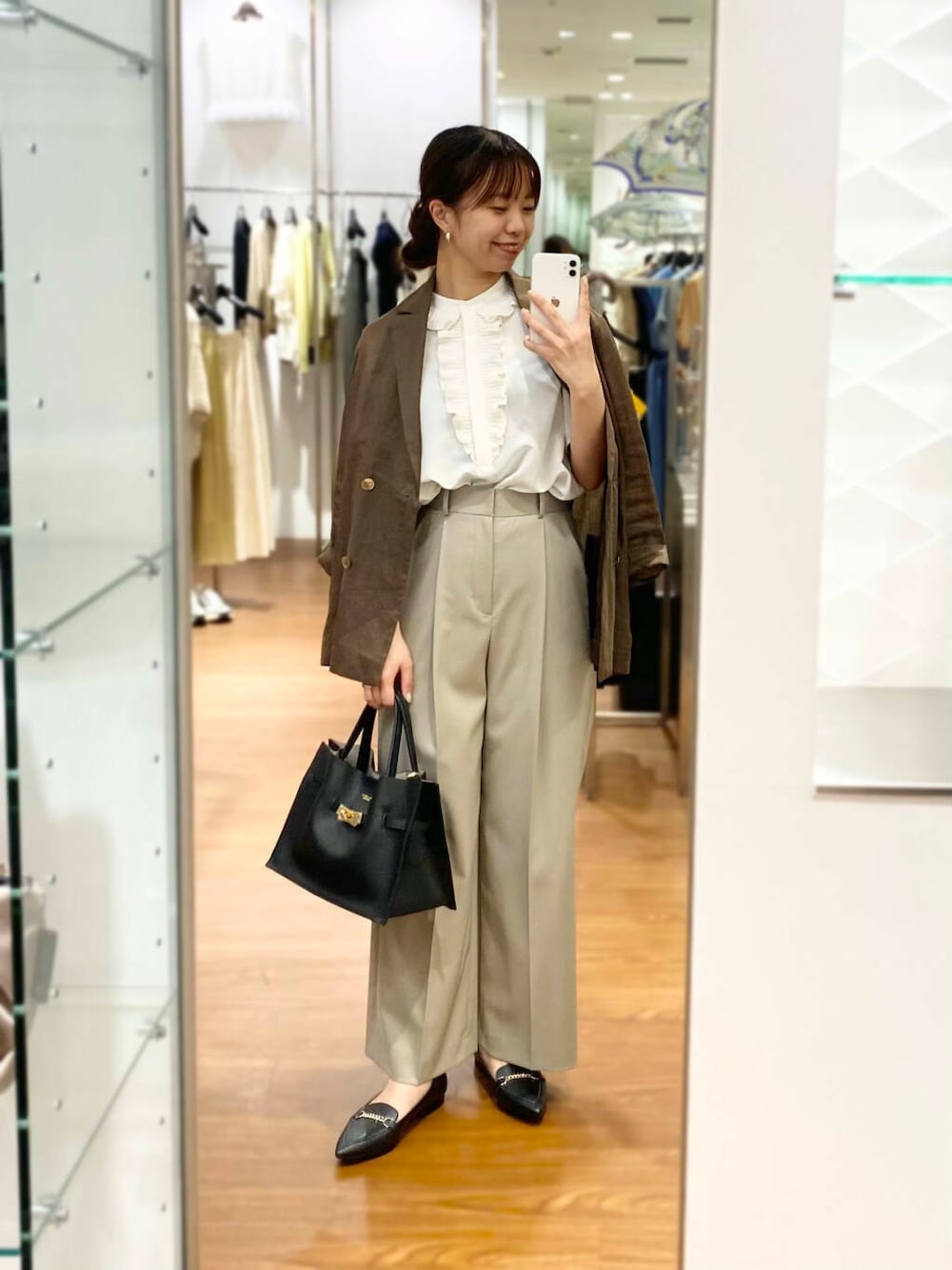 「キレイめ、きれいめカジュアル、ブラウス、パンツ、夏コーデ、newarrival、オフィスカジュアル、フェミニン、ROSSO、夏服、オンオフ兼用、オンオフ、大人かわいい、20代後半、骨格ウェーブ」｜「URBAN RESEARCH ROSSO WOMENのラミージャケット（その他アウター、ブラウン系）」を使った、matsuさん（レディース・162cm）の春コーディネートの1枚目の写真