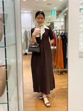 「URBAN RESEARCH ROSSO WOMEN（アーバンリサーチ　ロッソ）の『一部WEB限定カラー』フォルムニットVネックワンピース（ワンピース、ブラウン系）」を使った、matsudaさん（レディース・162cm）の春コーディネート