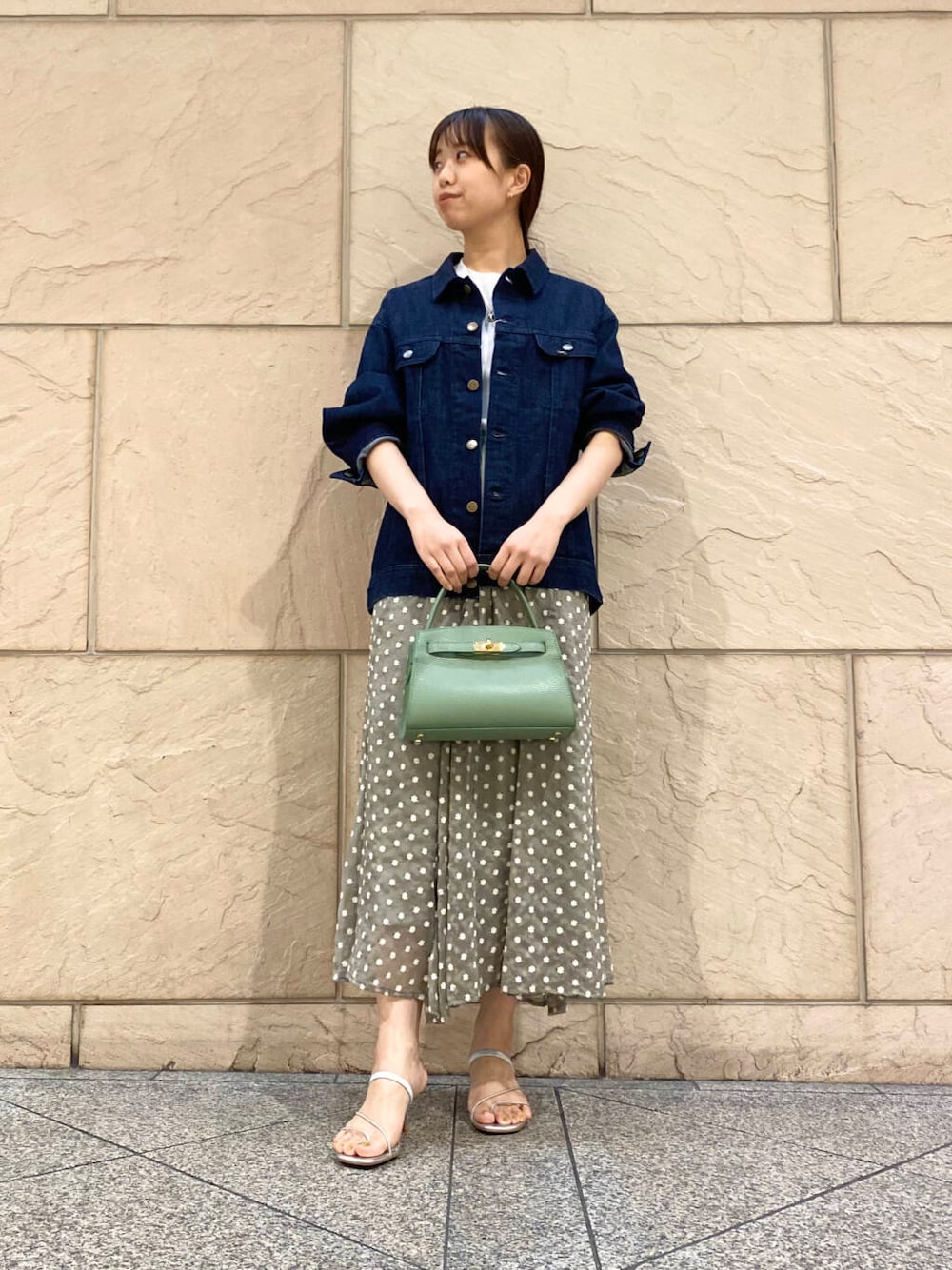 「lee、大人カジュアル、キレイめ、きれいめカジュアル、春コーデ、春服、フェミニン、ROSSO、大人かわいい、20代後半、骨格ウェーブ、イエベ秋、ウェーブ×イエベ秋、過ごしやすい、2025ss」｜「Leeの『別注』Lee101×ROSSO　JACKET（デニムジャケット、ブルー系）」を使った、matsuさん（レディース・162cm）の春コーディネートの1枚目の写真