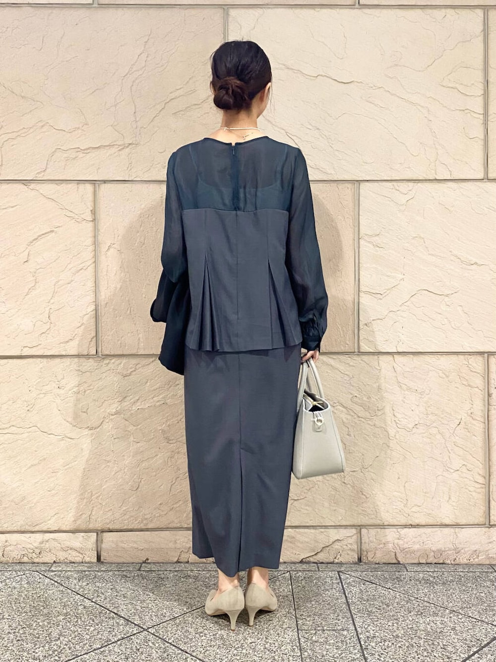 「セットアップ、キレイめ、きれいめカジュアル、春コーデ、着回しコーデ、セレモニースタイル、春服、newarrival、オフィスカジュアル、ROSSO、オンオフ兼用、オンオフ、20代後半、セレモニー、骨格ウェーブ」｜「URBAN RESEARCH ROSSO WOMENの【MADE IN JAPAN】オリジナルスウェードパンプス（パンプス、ブラウン系）」を使った、matsuさん（レディース・162cm）の冬コーディネートの1枚目の写真