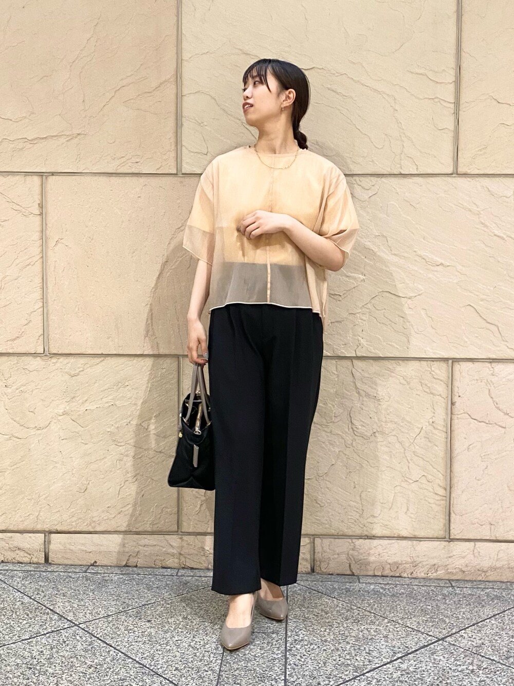 「URBAN RESEARCH ROSSO、レイヤードスタイル、夏コーデ、夏だ！Tシャツ着よう！、シアートップス、パンツスタイル、大人ファッション、オフィスカジュアル、オフィススタイル、スラックス、パンツ、オレンジ」｜「URBAN RESEARCH ROSSO WOMENのシアーレイヤードショートTシャツ（Tシャツ/カットソー、オレンジ系）」を使った、matsuさん（レディース・162cm）の夏コーディネートの1枚目の写真