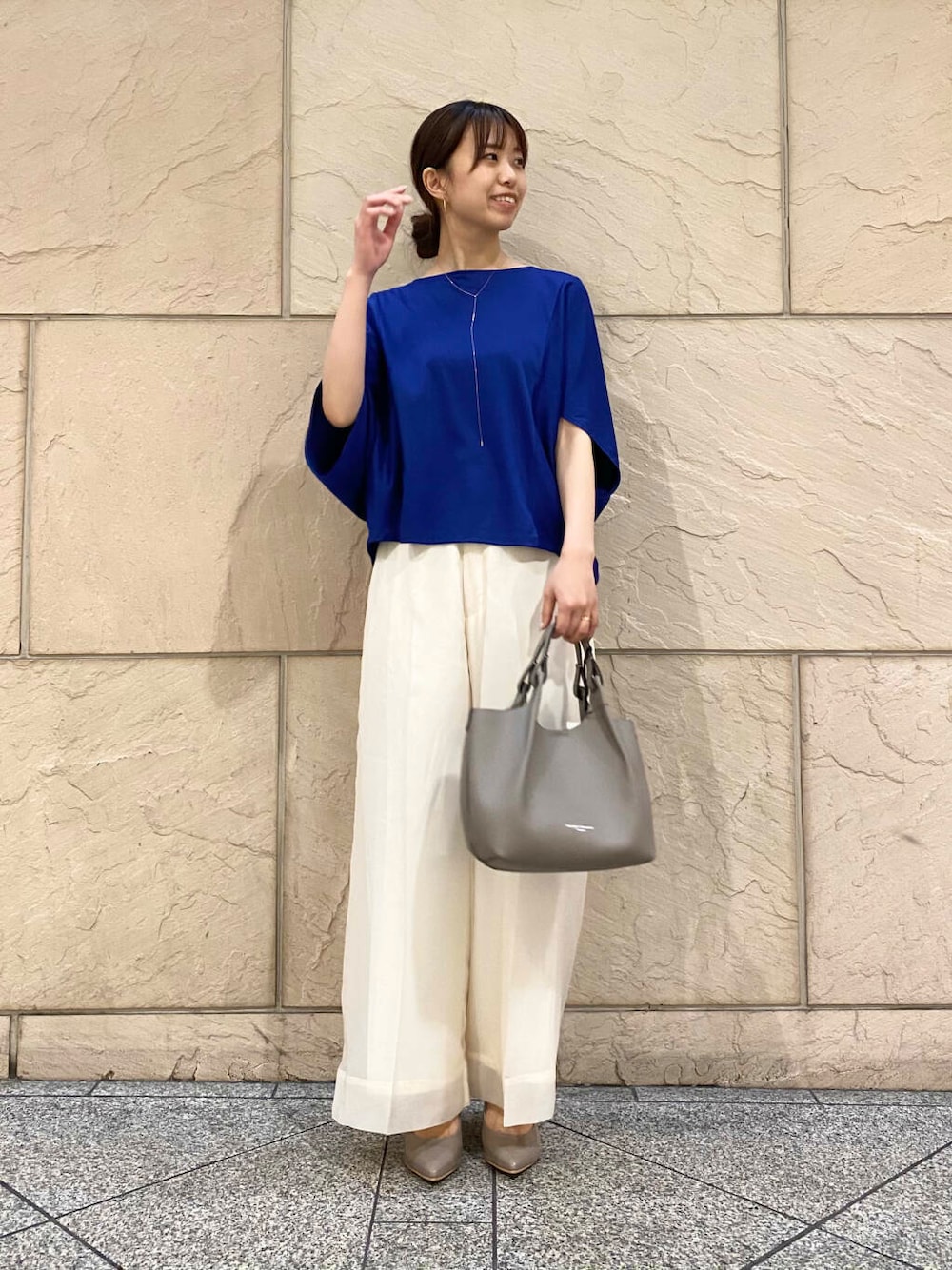 「大人カジュアル、キレイめ、きれいめカジュアル、パンツ、夏コーデ、newarrival、オフィスカジュアル、フェミニン、ROSSO、夏服、オンオフ兼用、オンオフ、大人かわいい、20代後半、骨格ウェーブ」｜「URBAN RESEARCH ROSSO WOMENのオリジナルエナメルパンプス（パンプス、グレー系）」を使った、matsuさん（レディース・162cm）の春コーディネートの1枚目の写真