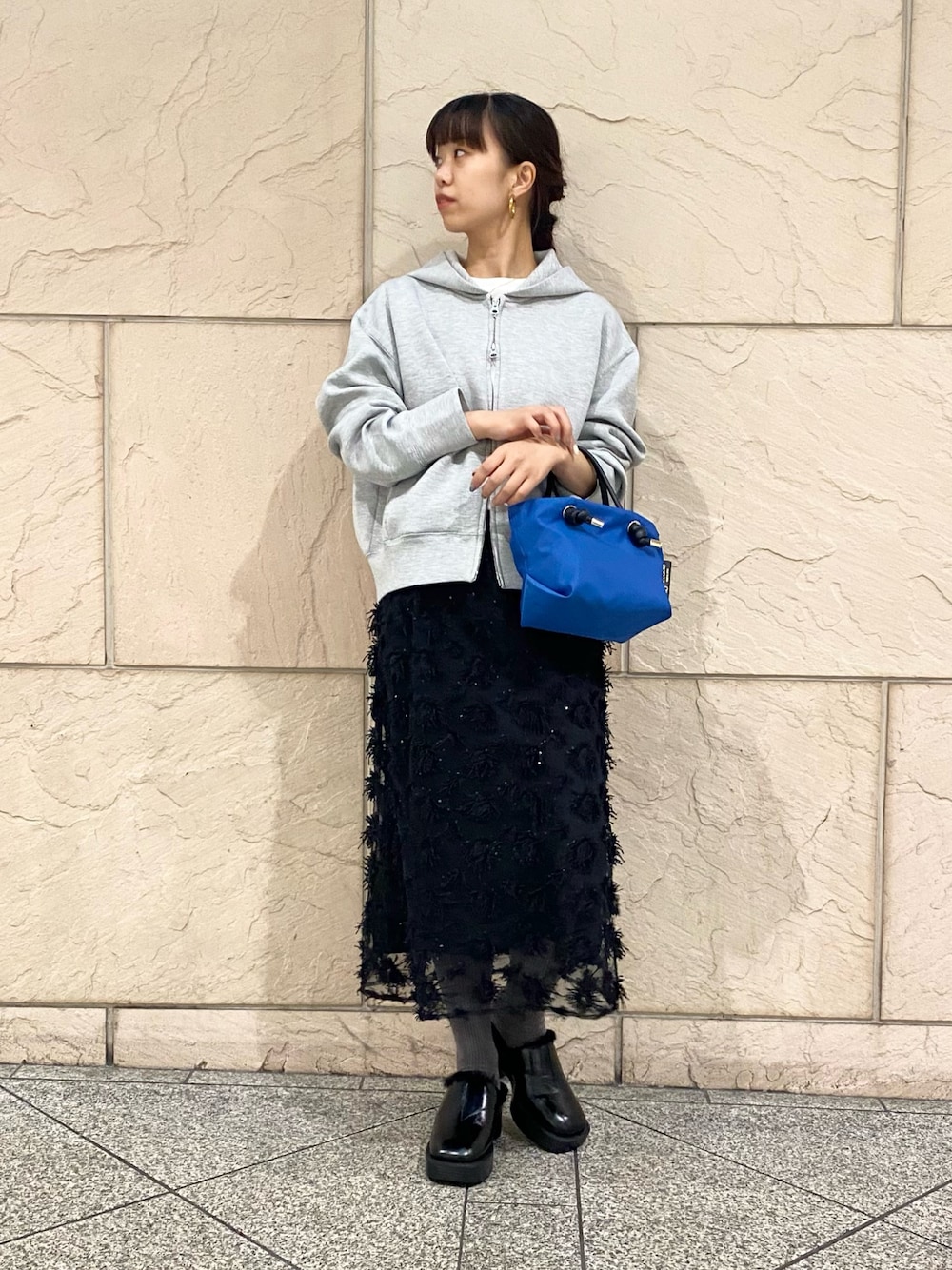 「URBAN RESEARCH ROSSO、URBAN RESEARCH、今日のメイク、モノトーン、厚底シューズ、パーカー、パーカー グレー、スカート、チュール」｜「URBAN RESEARCH ROSSO WOMENのダブルジップダンボールパーカー（パーカー、グレー系）」を使った、matsuさん（レディース・162cm）の秋コーディネートの1枚目の写真