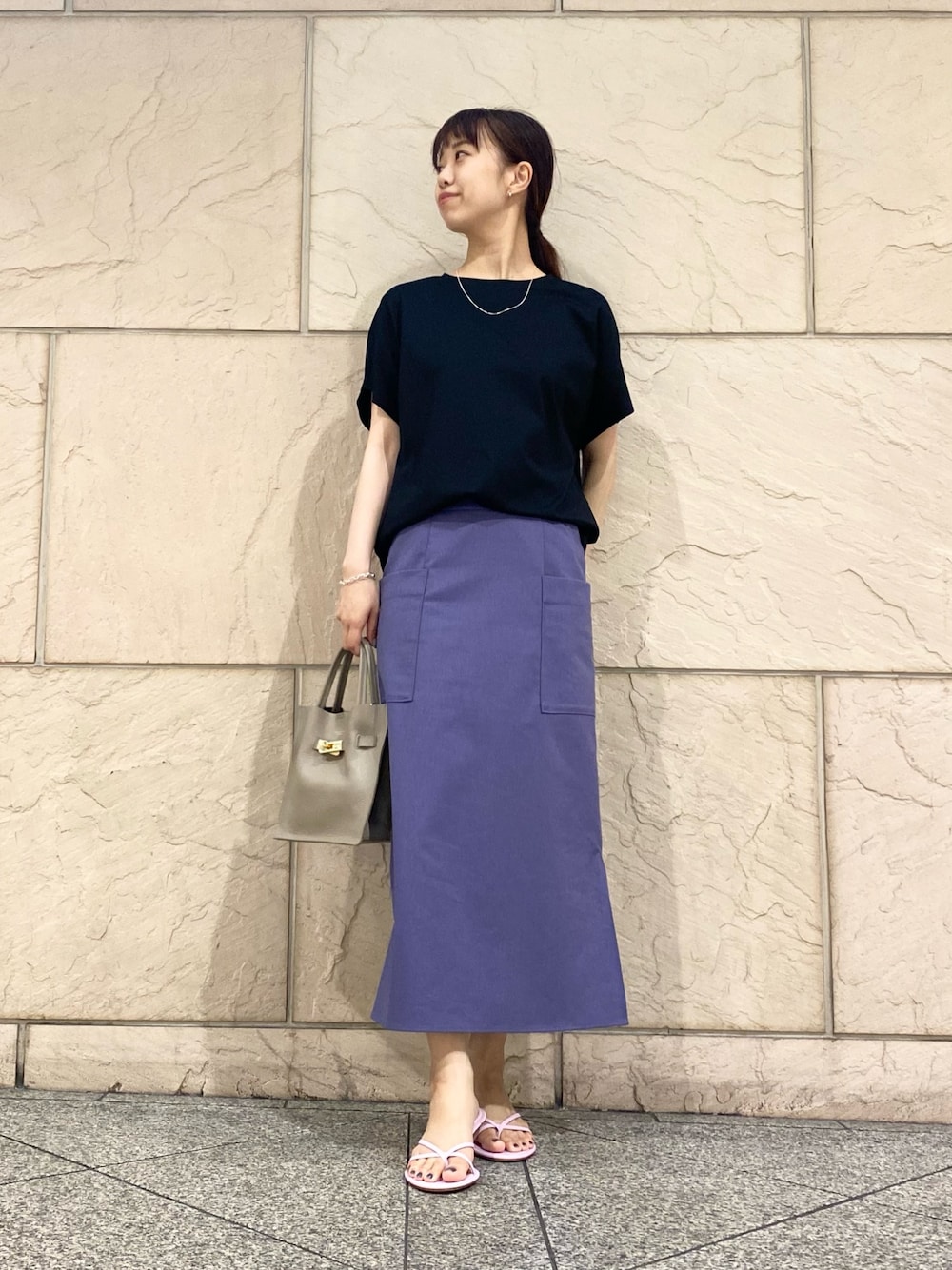 「URBAN RESEARCH ROSSO、夏だ！Tシャツ着よう！、きれいめカジュアル、夏コーデ、サンダル、大人カジュアルコーデ、夏服、オフィスカジュアル、黒Tシャツ、カットソー、タイトスカート」｜「URBAN RESEARCH ROSSO WOMENのATON　CAPSLEEVE PULLOVER（Tシャツ/カットソー、ブラック系）」を使った、matsuさん（レディース・162cm）の夏コーディネートの1枚目の写真