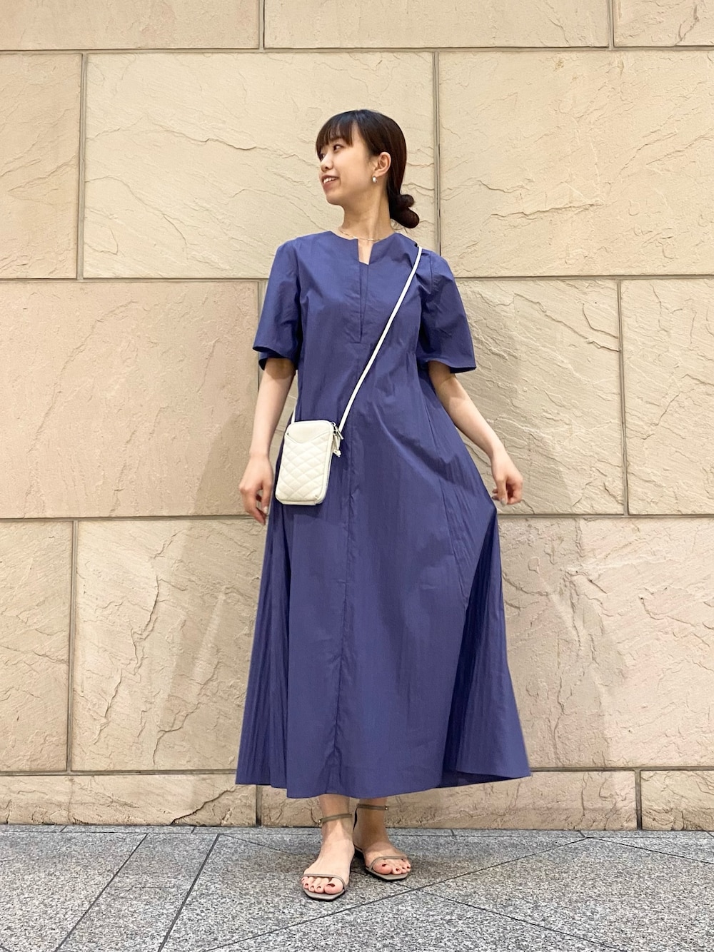「URBAN RESEARCH ROSSO、URBAN RESEARCH、シンプルコーデ、休日スタイル、春夏コーデ、おでかけコーデ、オトナカジュアル、楽チンコーデ、夏コーデ、ワンピーススタイル、パープル、スマホショルダー、サンダル」｜「URBAN RESEARCHの綿ナイロンフレアワンピース（ワンピース、ブルー系）」を使った、matsuさん（レディース・162cm）の春コーディネートの1枚目の写真