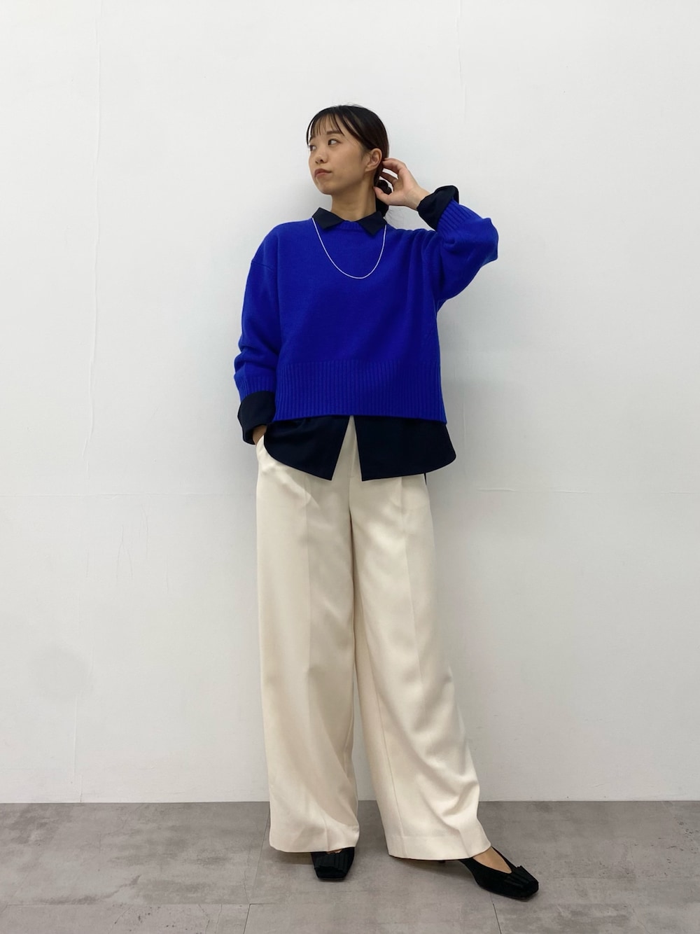 ブルー系のニット/セーター、ブルー系のニット/セーター、ブルー系のシャツ/ブラウスを着用したレディースの秋コーディネートの1枚目の写真