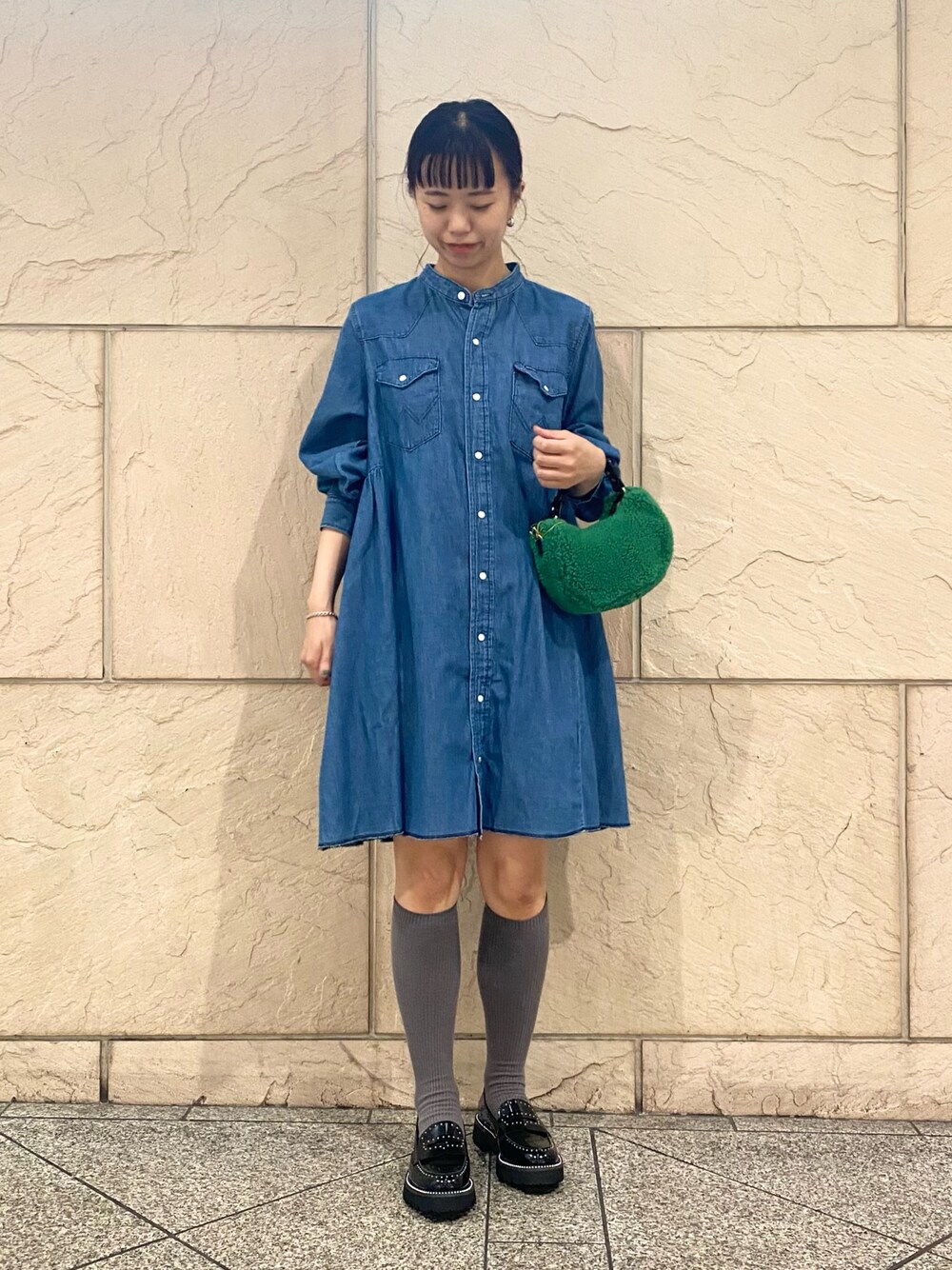「URBAN RESEARCH ROSSO、URBAN RESEARCH、きれいめカジュアル、デニムコーデ、デニム、メガネ女子、オトナカワイイ、ミニワンピ、ローファー、ハイソックス」｜「Wranglerの『別注』Wrangler×ROSSO　WESTERN MINI DRESS（シャツワンピース、ブルー系）」を使った、matsuさん（レディース・162cm）の夏コーディネートの1枚目の写真