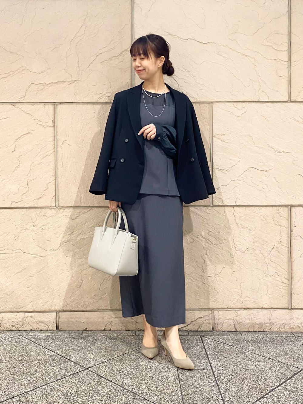 「セットアップ、キレイめ、きれいめカジュアル、春コーデ、着回しコーデ、セレモニースタイル、春服、newarrival、オフィスカジュアル、ROSSO、オンオフ兼用、オンオフ、20代後半、セレモニー、骨格ウェーブ」｜「URBAN RESEARCH ROSSO WOMENの【MADE IN JAPAN】オリジナルスウェードパンプス（パンプス、ブラウン系）」を使った、matsuさん（レディース・162cm）の冬コーディネートの1枚目の写真