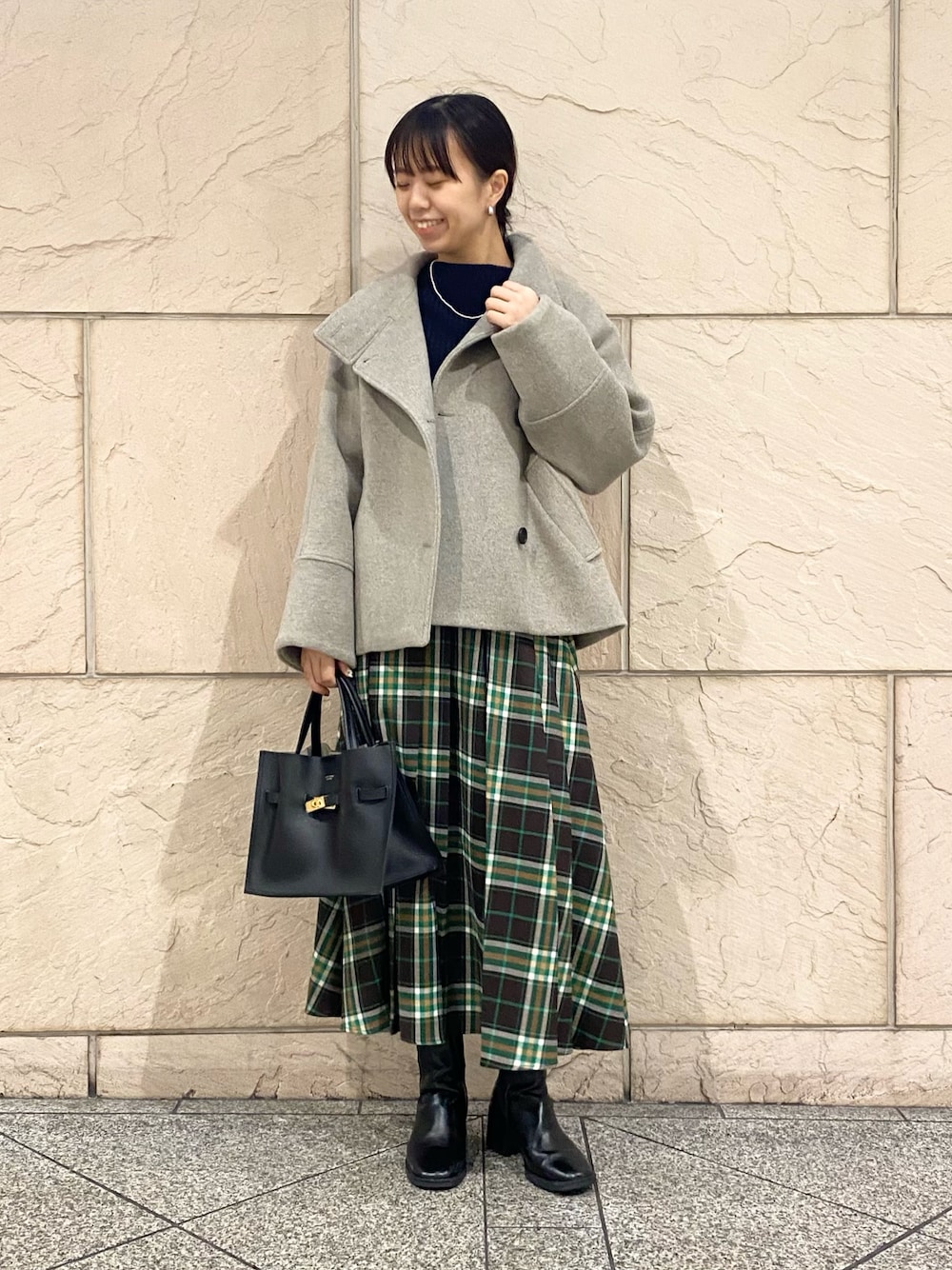 「URBAN RESEARCH ROSSO、ROSSO、URBAN RESEARCH、冬アウター、チェック、きれいめカジュアル、ニット、ブーツ、チェックスカート、Pコート、冬コーデ、オトナカジュアル、イエベ秋、骨格ウェーブ」｜「URBAN RESEARCH ROSSO WOMENの2WAYスタンドカラーミドルPコート（ピーコート、ブラウン系）」を使った、matsuさん（レディース・162cm）の冬コーディネートの1枚目の写真
