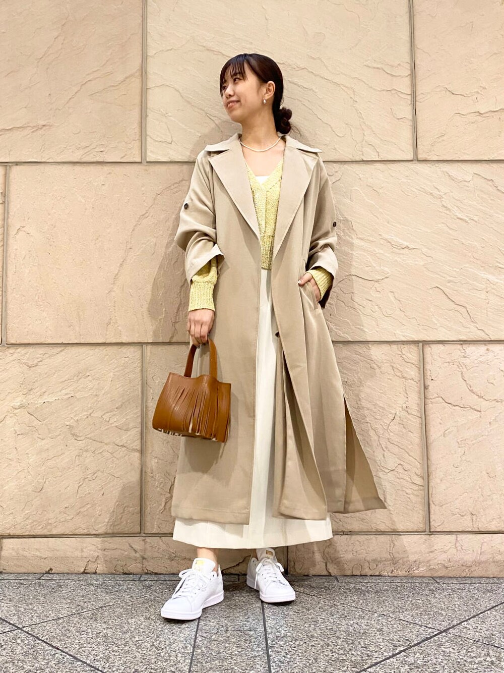 「大人カジュアル、キレイめ、アウター、きれいめカジュアル、春コーデ、着回しコーデ、春服、春アウター、newarrival、オフィスカジュアル、フェミニン、ROSSO、オンオフ兼用、オンオフ、20代後半」｜「URBAN RESEARCH ROSSO WOMENのタックストレートスカート（スカート、ホワイト系）」を使った、matsuさん（レディース・162cm）の冬コーディネートの1枚目の写真