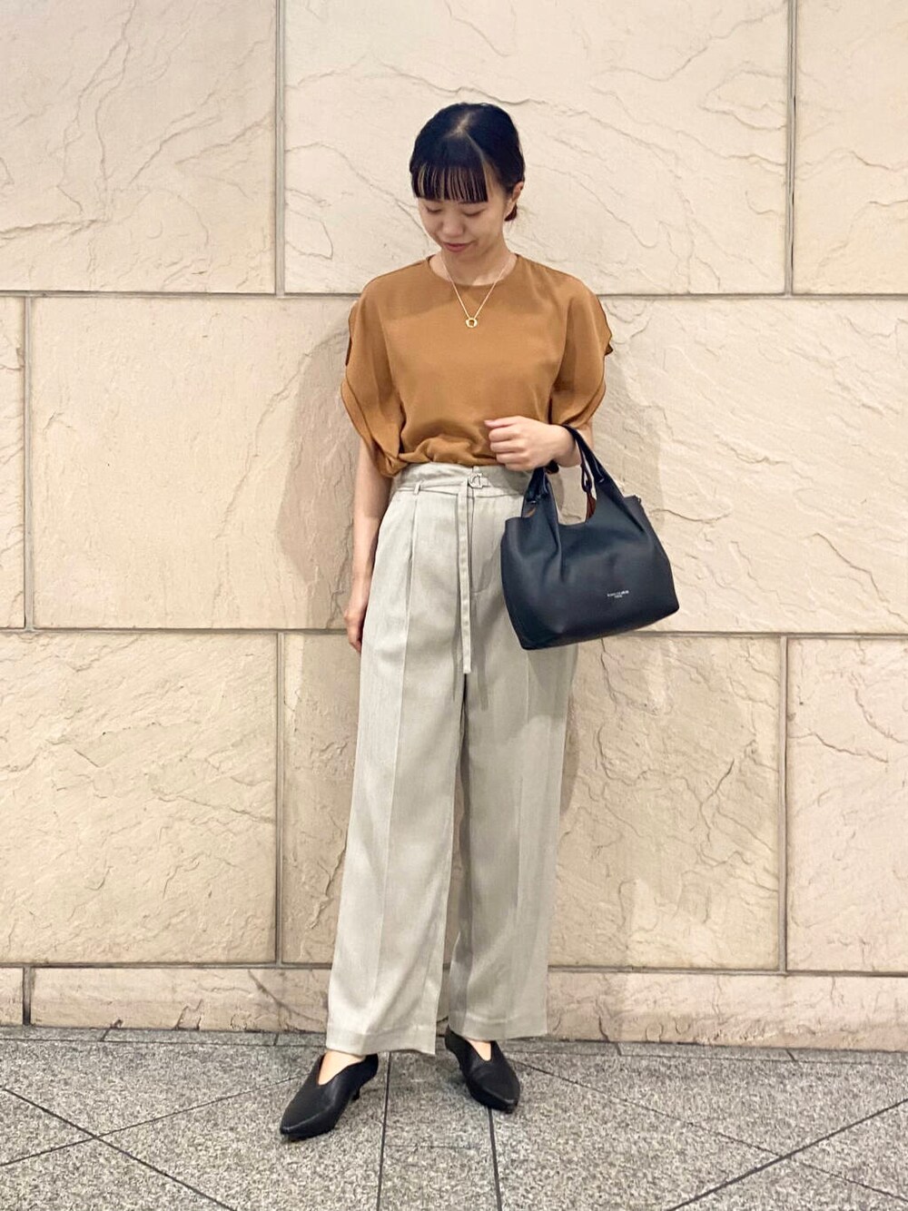 ベージュ系のその他パンツ、イエロー系のシャツ/ブラウス、ブラック系のパンプスを着用したレディースの夏コーディネートの1枚目の写真