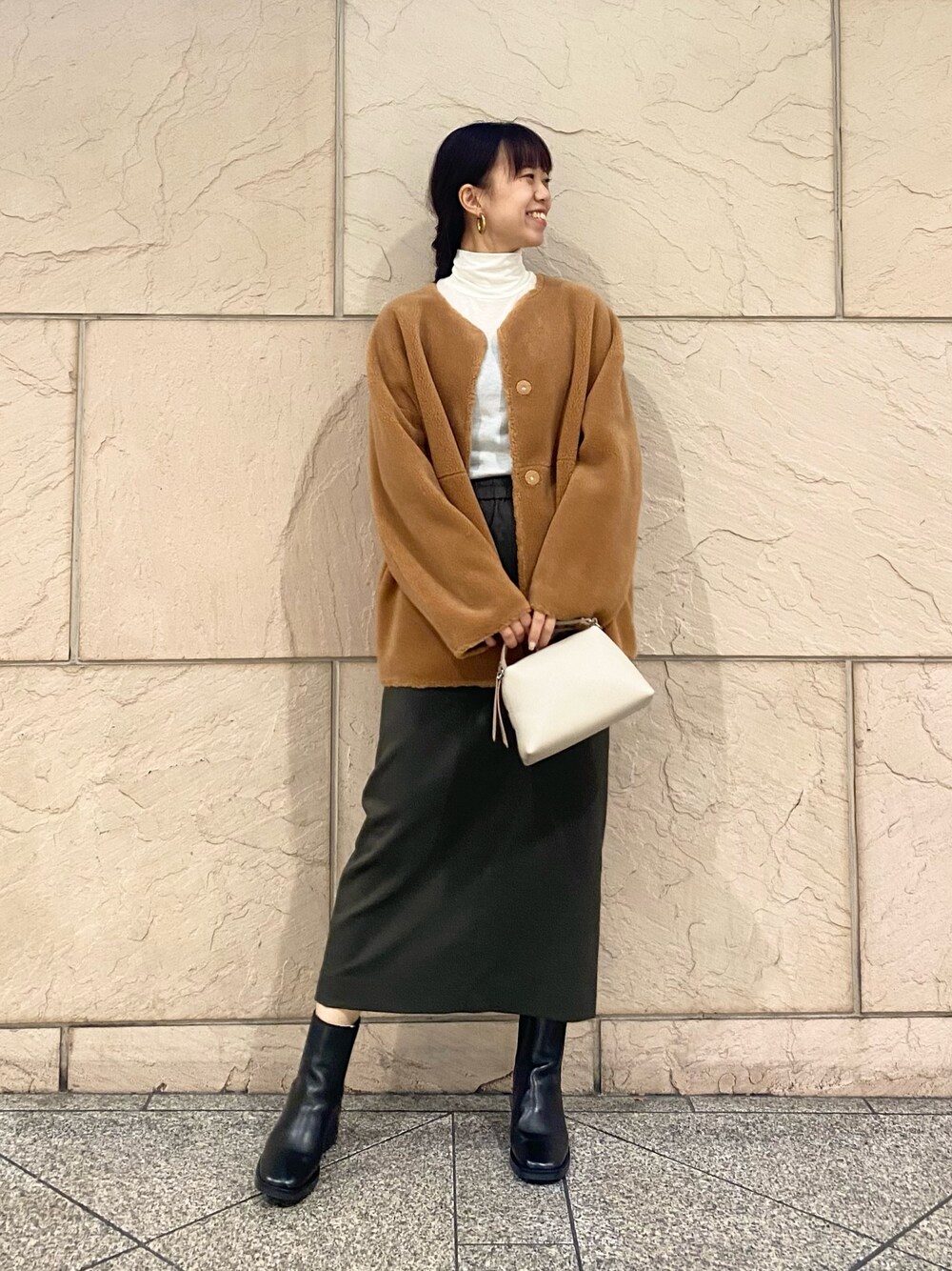 「URBAN RESEARCH ROSSO、URBAN RESEARCH、ROSSO、秋コーデ、お出かけコーデ、ブーツ、休日スタイル、ブラウン、ボア、リバーシブル、タイトスカート、オトナカジュアル、キレイめカジュアル、イエベ秋、骨格ウエーブ」｜「URBAN RESEARCH ROSSO WOMENのシルクウールボアリバーシブルコート（その他アウター、イエロー系）」を使った、matsuさん（レディース・162cm）の秋コーディネートの1枚目の写真