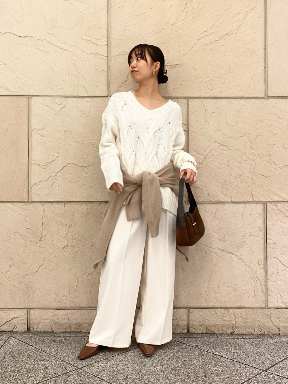 ホワイト系のニット/セーター、ベージュ系のカーディガン/ボレロ、ホワイト系のその他パンツを着用したレディースの冬コーディネートの1枚目の写真