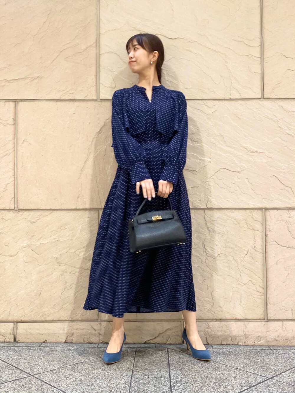 「ワンピース、大人カジュアル、キレイめ、きれいめカジュアル、ドット、春コーデ、セレモニースタイル、春服、newarrival、フェミニン、ROSSO、柄ワンピ、オンオフ兼用、オンオフ、大人かわいい」｜「URBAN RESEARCH ROSSO WOMENの『MADE IN JAPAN』オリジナルスウェードパンプス（パンプス、ブルー系）」を使った、matsuさん（レディース・162cm）の冬コーディネートの1枚目の写真