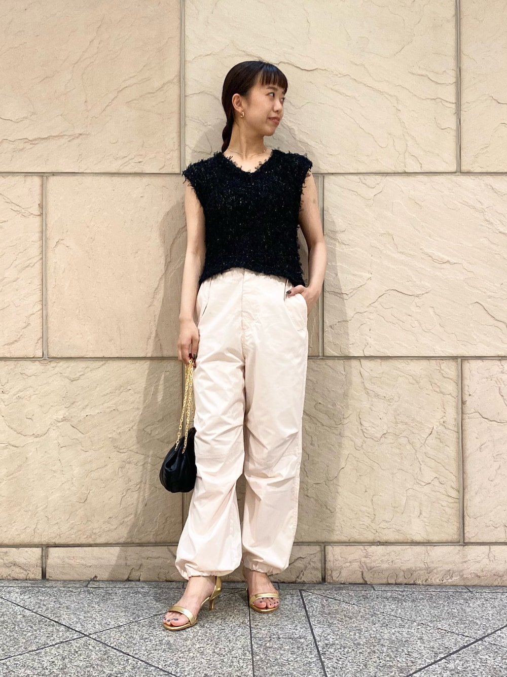 「URBAN RESEARCH ROSSO、URBAN RESEARCH、きれいめカジュアル、休日スタイル、お出かけコーデ、パンツコーデ、トレンド、パラシュートパンツ、ベスト、チュール、ラメ、初秋コーデ、レザーバッグ」｜「URBAN RESEARCH ROSSO WOMENのラメチュールニットベスト（ベスト、ブラック系）」を使った、matsuさん（レディース・162cm）の夏コーディネートの1枚目の写真