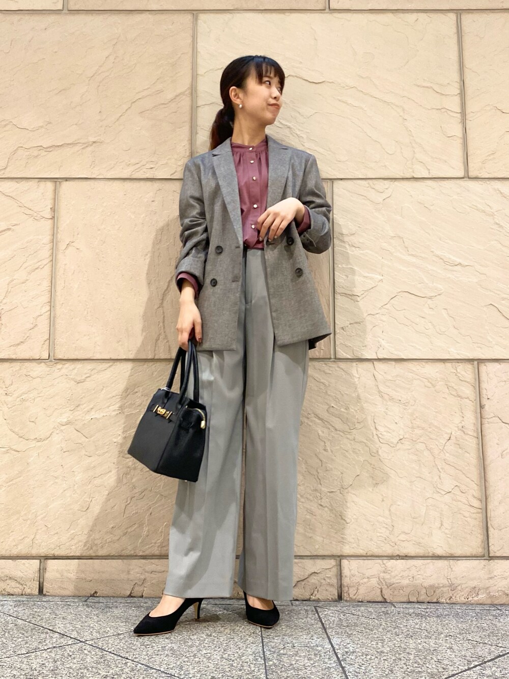 「URBAN RESEARCH ROSSO、URBAN RESEARCH、秋コーデ、テーラードジャケット、秋のコーデ、パンツスタイル、大人コーデ、お仕事コーデ、オフィスカジュアル、ジャケット、ブラウス」｜「URBAN RESEARCH ROSSO WOMENのデザインボタンカットソーブラウス（シャツ/ブラウス、ピンク系）」を使った、matsuさん（レディース・162cm）の秋コーディネートの1枚目の写真