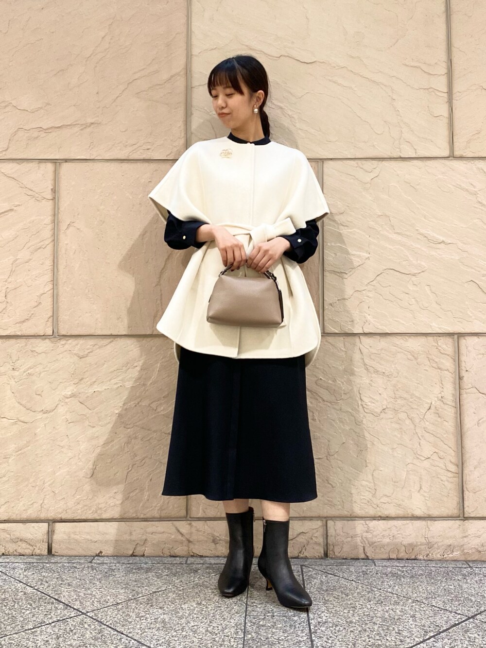 「URBAN RESEARCH ROSSO、URBAN RESEARCH、ベスト、秋っぽコーデ更新中、デートコーデ、秋コーデ、ワンピース、モノトーン、お出かけコーデ、大人コーデ、ミニバッグ、ポンチョ、きれいめカジュアル、食事会、イエベ秋」｜「URBAN RESEARCH ROSSO WOMENのピンタックストレートワンピース（ワンピース、ブルー系）」を使った、matsuさん（レディース・162cm）の秋コーディネートの1枚目の写真
