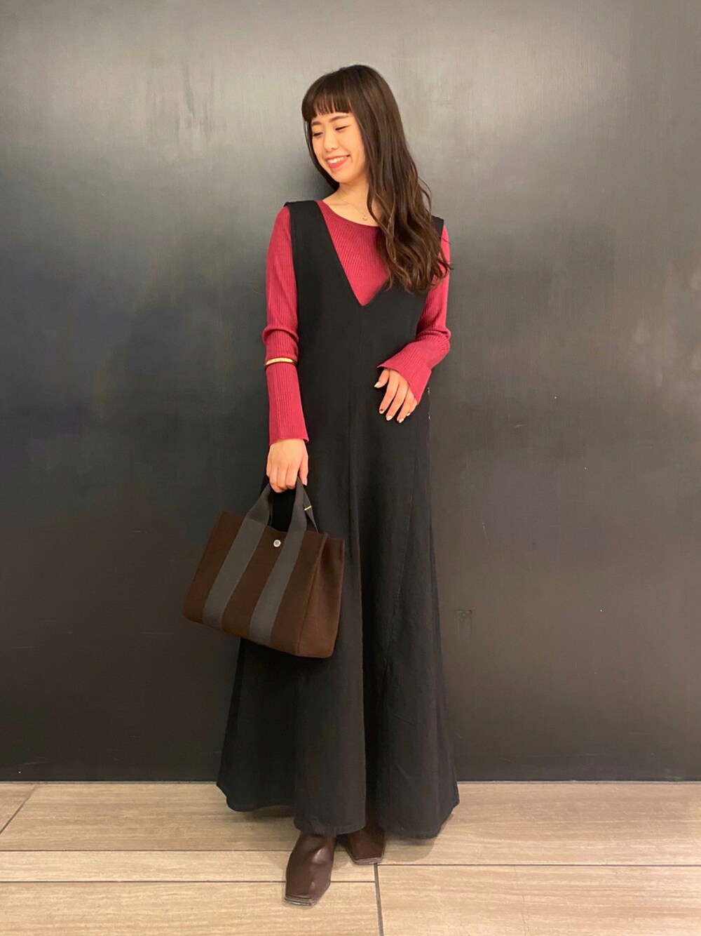 「デニム、LEE、冬コーデ、ジャンパースカート、秋服、オトナカジュアル、ニットコーデ、オトナ女子、URBAN RESEARCH ROSSO」｜「URBAN RESEARCH ROSSO WOMENのウォッシャブルリブボートネックニット（ニット/セーター、パープル系）」を使った、matsuさん（レディース・162cm）の秋コーディネートの1枚目の写真