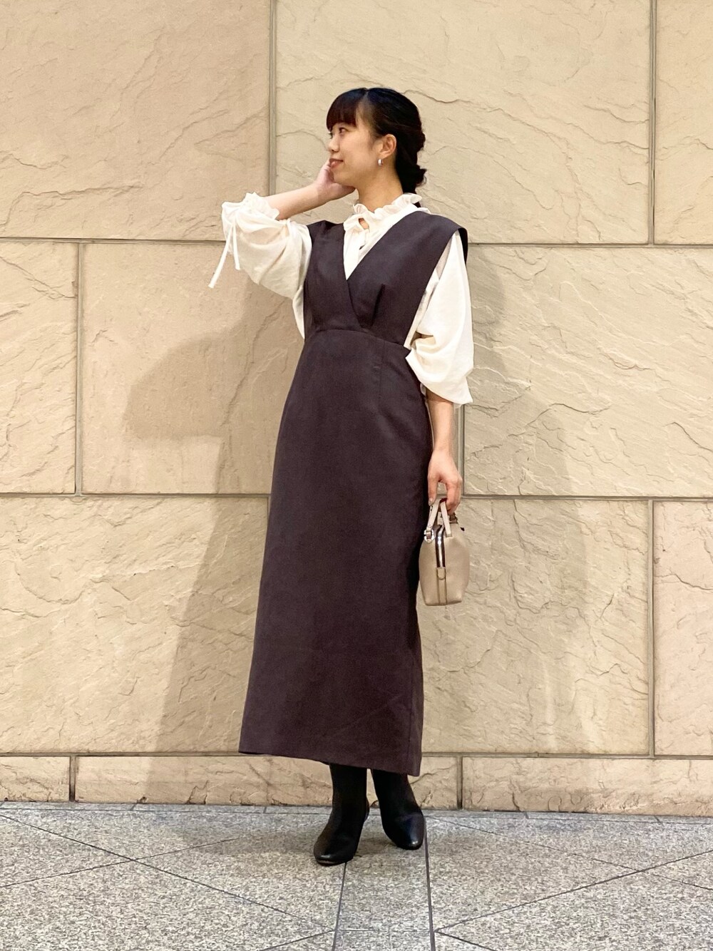 「URBAN RESEARCH ROSSO、秋コーデ、URBAN RESEARCH、デートコーデ、ブラウン、お出かけコーデ、レイヤードスタイル、ブラウス、ジャンパースカート、大人コーデ、キレイめカジュアル、オトナカジュアル、大人カジュアル、イエベ秋、骨格ウェーブ」｜「URBAN RESEARCH ROSSO WOMENのバックベルトワンピース（ジャンパースカート、レッド系）」を使った、matsuさん（レディース・162cm）の秋コーディネートの1枚目の写真