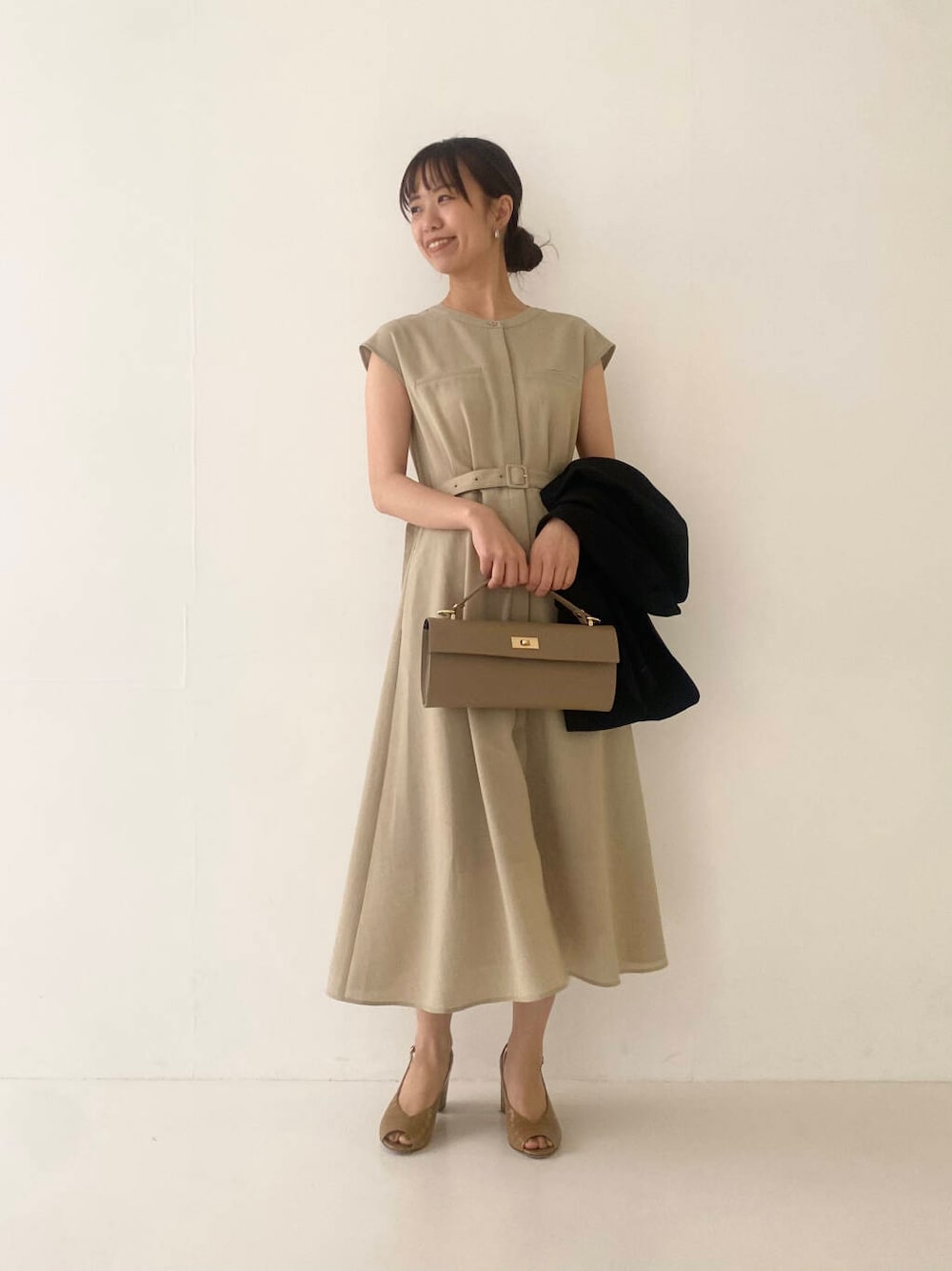 「ワンピース、キレイめ、きれいめカジュアル、春コーデ、春服、newarrival、オフィスカジュアル、フェミニン、ROSSO、オンオフ兼用、オンオフ、顔合わせ、20代後半、食事会、骨格ウェーブ」｜「AULENTTIのAULENTTI　ワイドショルダーBAG（ショルダーバッグ、ベージュ系）」を使った、matsuさん（レディース・162cm）の春コーディネートの1枚目の写真