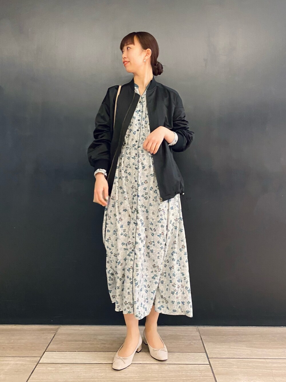 「春服デビュー宣言、きれいめカジュアル、春アウター、デニムジャケット、休日スタイル、URBAN RESEARCH ROSSO、URBAN RESEARCH、柄ワンピース、花柄、MA-1、ブルゾン、パンプス、グリーン」｜「URBAN RESEARCH ROSSO WOMENのコクーンMA-1ブルゾン（ブルゾン、ブラック系）」を使った、matsuさん（レディース・162cm）の春コーディネートの1枚目の写真