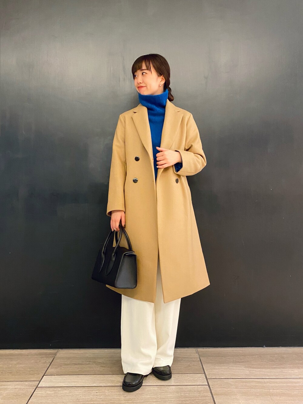 「URBAN RESEARCH ROSSO、URBAN RESEARCH、大人カジュアル、パンツスタイル、冬、きれいめカジュアル、ベージュ、ブルー、チェスターコート」｜「URBAN RESEARCH ROSSOのモヘアリブニット（ニット/セーター、ブルー系）」を使った、matsuさん（レディース・162cm）の冬コーディネートの1枚目の写真