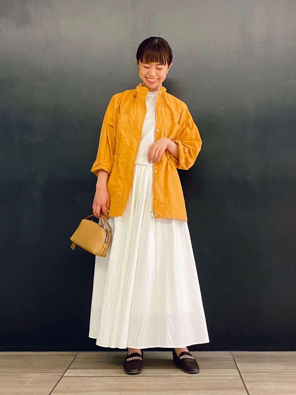 「URBAN RESEARCH、URBAN RESEARCH ROSSO、ローファー、春服みてみて、休日スタイル、カジュアルコーデ、春コーデ、オトナカジュアル、春カラー、きれいめカジュアル、ブルゾン、オレンジ、ギャザースカート、撥水加工、ＵＶカット」｜「URBAN RESEARCH ROSSO WOMENの『一部WEB限定カラー』GICIPI　OPALE　NO-SLEEVE（ニット/セーター、ホワイト系）」を使った、matsuさん（レディース・162cm）の春コーディネートの1枚目の写真