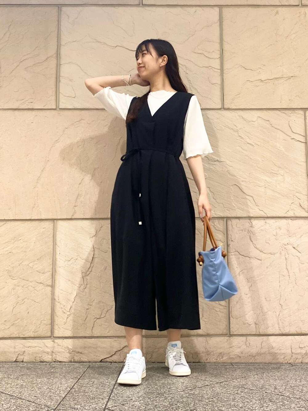 「URBAN RESEARCH ROSSO、きれいめカジュアル、スニーカー、春夏コーデ、シンプルコーデ、モノトーン、雨の日コーデ、楽チンコーデ、パンツスタイル、スニーカーコーデ、オールインワン」｜「URBAN RESEARCH ROSSO WOMENの撥水Vネックオールインワン（つなぎ/オールインワン、ブラック系）」を使った、matsuさん（レディース・162cm）の春コーディネートの1枚目の写真