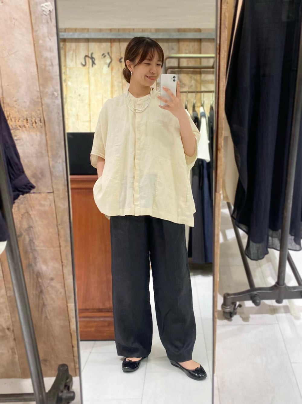 「キレイめ、きれいめカジュアル、ブラウス、パンツ、夏コーデ、オフィスカジュアル、ROSSO、夏服、オンオフ兼用、オンオフ、20代後半、骨格ウェーブ、暑い、着映え、イエベ秋」｜「URBAN RESEARCHのdecor『デコール』　Hematite4mmBallnecklace（ネックレス、シルバー系）」を使った、matsuさん（レディース・162cm）の春コーディネートの1枚目の写真
