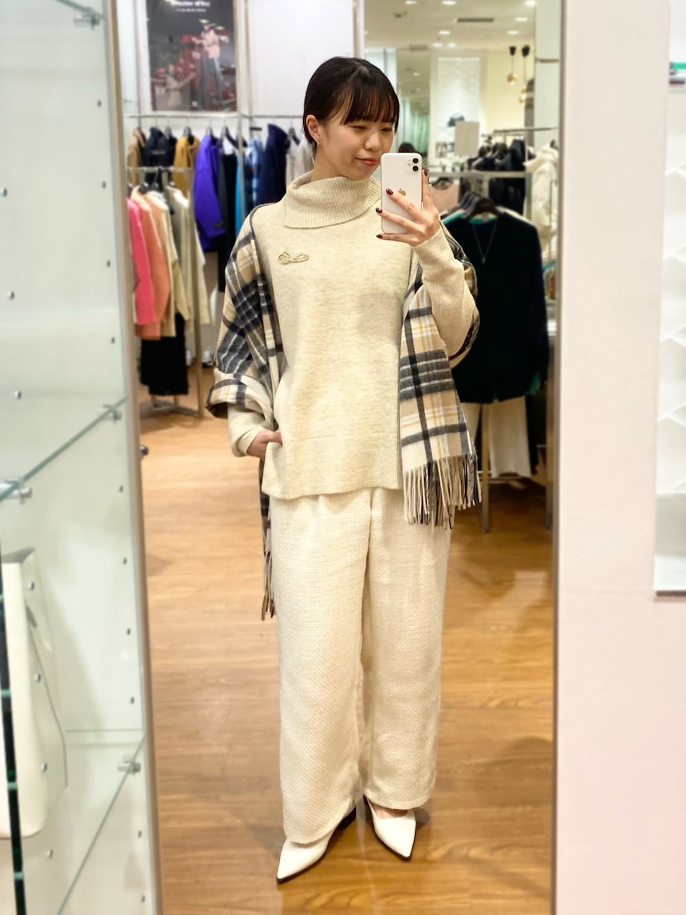 「URBAN RESEARCH ROSSO、URBAN RESEARCH、ROSSO、冬コーデ、ホワイトコーデ、ニット、チェック、きれいめカジュアル、タートルネック、パンツスタイル、オトナカジュアル、秋冬コーデ、マフラー、イエベ秋、骨格ウェーブ」｜「URBAN RESEARCH ROSSO WOMENのAVALON　バーチカルブローチ（ブローチ/コサージュ、ゴールド系）」を使った、matsuさん（レディース・162cm）の冬コーディネートの1枚目の写真