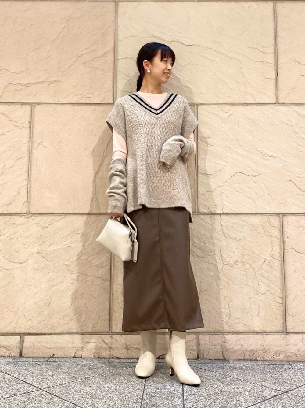 「URBAN RESEARCH ROSSO、URBAN RESEARCH、ベスト、シアートップス、ブラウン、ブーツ、きれいめカジュアル、アームウォーマー、レザースカート、秋服、オトナカジュアル、大人カジュアル、イエベ秋」｜「URBAN RESEARCH ROSSO WOMENのアームウォーマーセットニットベスト（ニット/セーター、ベージュ系）」を使った、matsuさん（レディース・162cm）の秋コーディネートの1枚目の写真