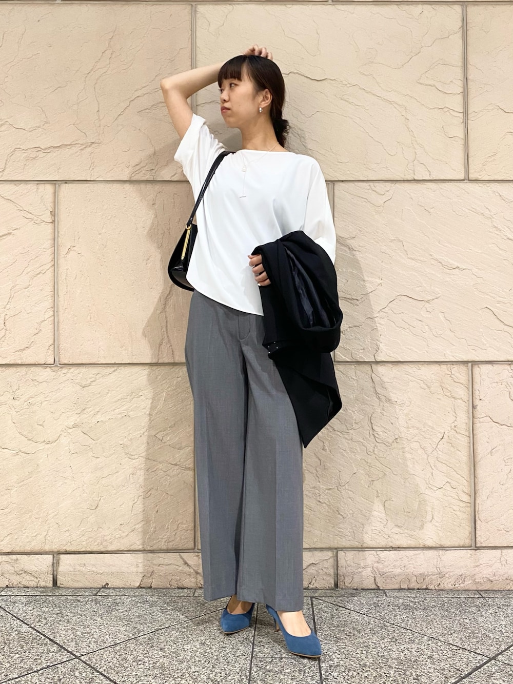 「URBAN RESEARCH ROSSO、URBAN RESEARCH、秋服準備はじめました、大人コーデ、オフィスカジュアル、お仕事コーデ、ジャケット、ブラウス、パンツスタイル」｜「URBAN RESEARCH ROSSO WOMENの5分袖バックタックプルオーバー（シャツ/ブラウス、ホワイト系）」を使った、matsuさん（レディース・162cm）の秋コーディネートの1枚目の写真