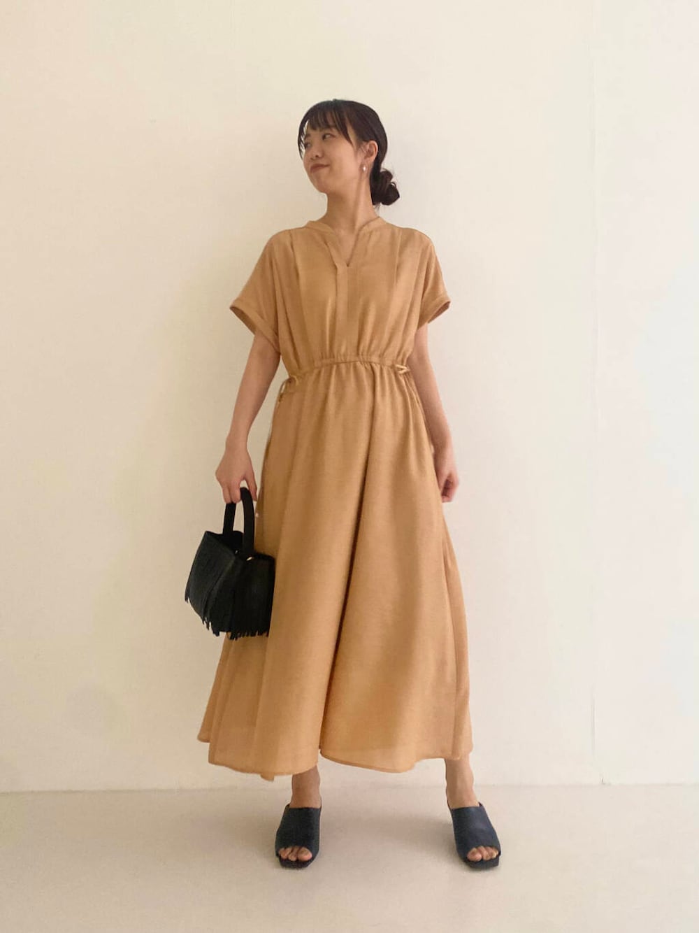 「ワンピース、大人カジュアル、キレイめ、きれいめカジュアル、夏コーデ、newarrival、オフィスカジュアル、フェミニン、ROSSO、夏服、オンオフ兼用、オンオフ、大人かわいい、20代後半、骨格ウェーブ」｜「URBAN RESEARCH ROSSO WOMENのAULENTTI　フリンジBAG（ハンドバッグ、ブラック系）」を使った、matsuさん（レディース・162cm）の春コーディネートの1枚目の写真