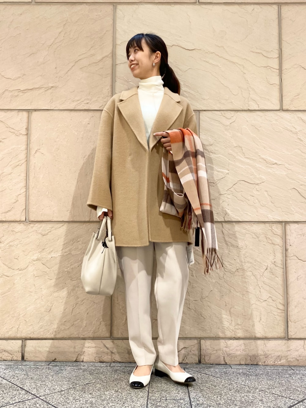 「URBAN RESEARCH ROSSO、URBAN RESEARCH、ROSSO、秋コーデ、ブラウン、冬コーデ、きれいめカジュアル、コート、チェスターコート、カシミヤ、マフラー、イエベ秋、骨格ウェーブ、チェック、キャメル」｜「URBAN RESEARCH ROSSO WOMENのウールカシミヤリバーチェスターコート（チェスターコート、ベージュ系）」を使った、matsuさん（レディース・162cm）の秋コーディネートの1枚目の写真