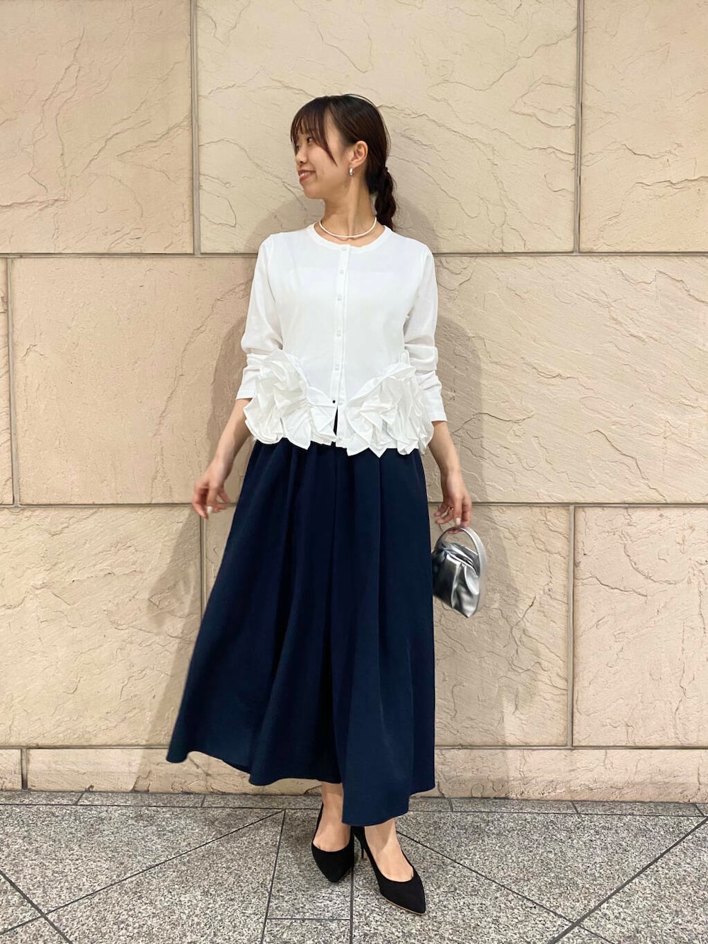「大人カジュアル、キレイめ、きれいめカジュアル、夏コーデ、newarrival、オフィスカジュアル、フェミニン、ROSSO、夏服、オンオフ兼用、オンオフ、大人かわいい、20代後半、骨格ウェーブ、着映え」｜「URBAN RESEARCH ROSSO WOMENの『MADE IN JAPAN』オリジナルスウェードパンプス（パンプス、ブラック系）」を使った、matsuさん（レディース・162cm）の夏コーディネートの1枚目の写真