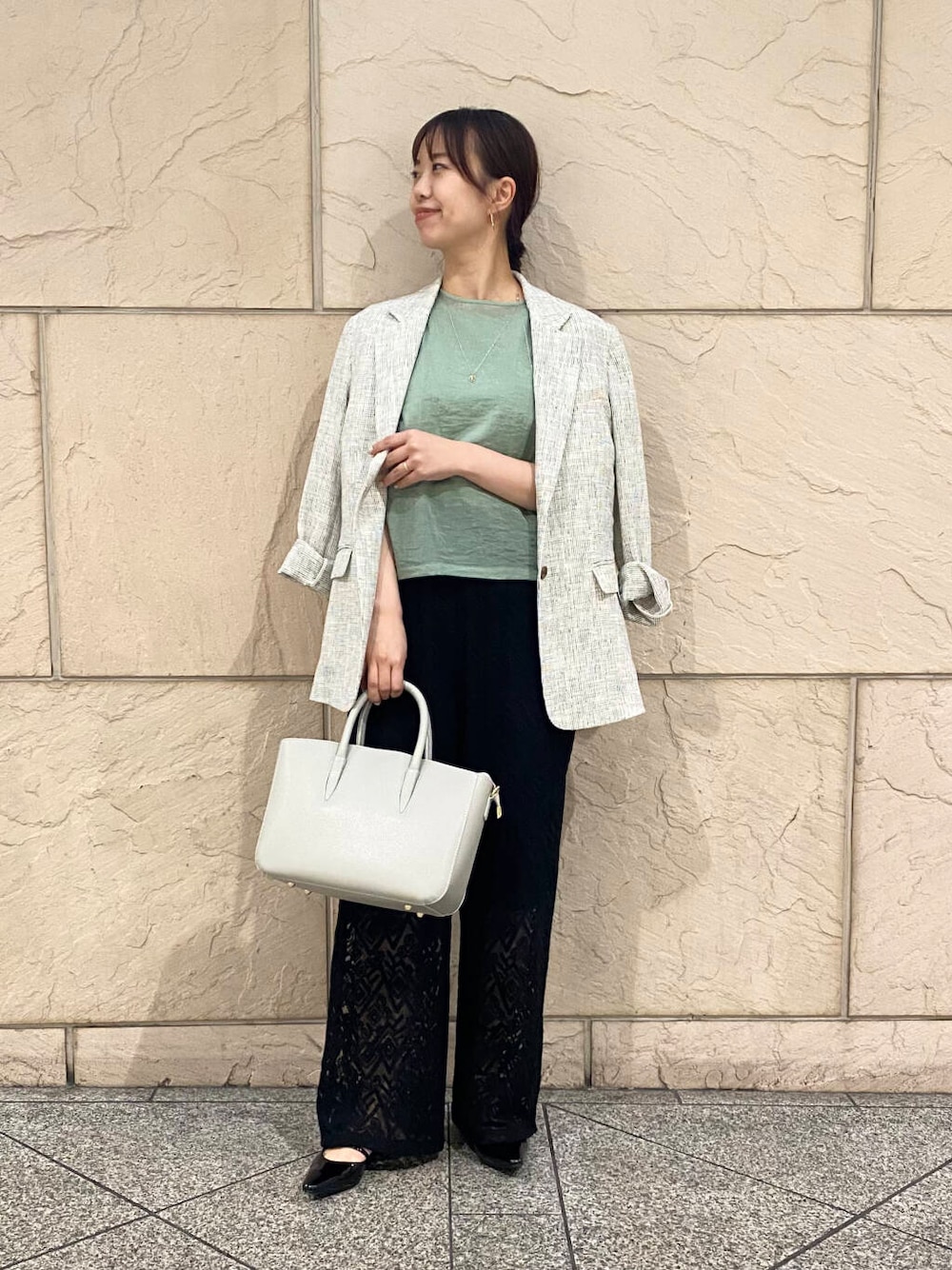 「大人カジュアル、キレイめ、きれいめカジュアル、パンツ、夏コーデ、newarrival、オフィスカジュアル、フェミニン、ROSSO、夏服、オンオフ兼用、オンオフ、大人かわいい、20代後半、骨格ウェーブ」｜「URBAN RESEARCHのポインテッドバックストラップシューズ（パンプス、ブラック系）」を使った、matsuさん（レディース・162cm）の夏コーディネートの1枚目の写真