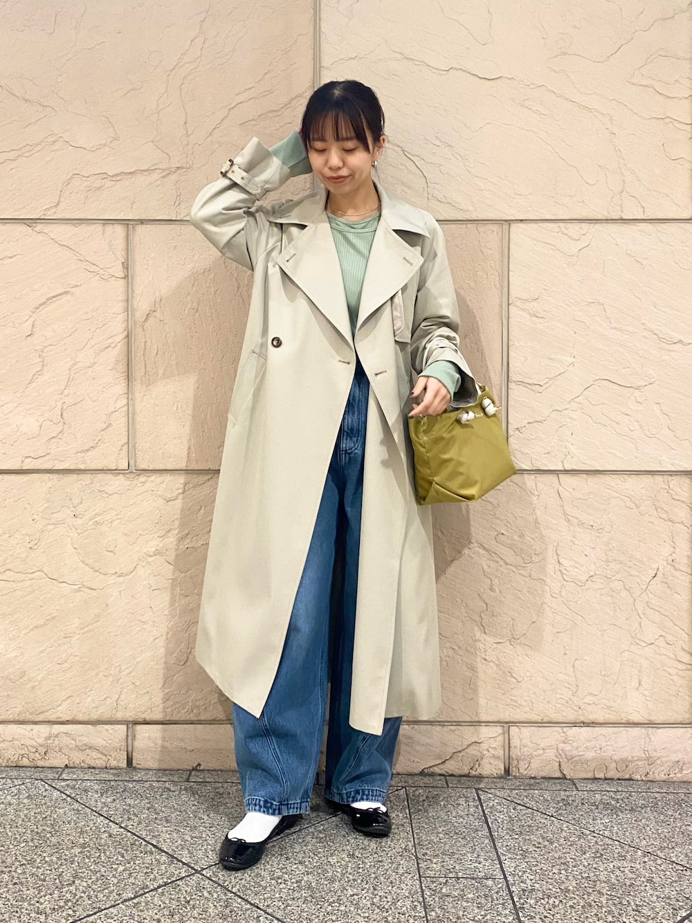 「URBAN RESEARCH、URBAN RESEARCH ROSSO、ROSSO、ロングコート、きれいめカジュアル、デニム、パンツコーデ、トレンチコート、オトナカジュアル、春コーデ、デニムパンツ、イエベ秋、骨格ウェーブ」｜「URBAN RESEARCH ROSSO WOMENの撥水オーバートレンチコート（トレンチコート、グレー系）」を使った、matsuさん（レディース・162cm）の冬コーディネートの1枚目の写真