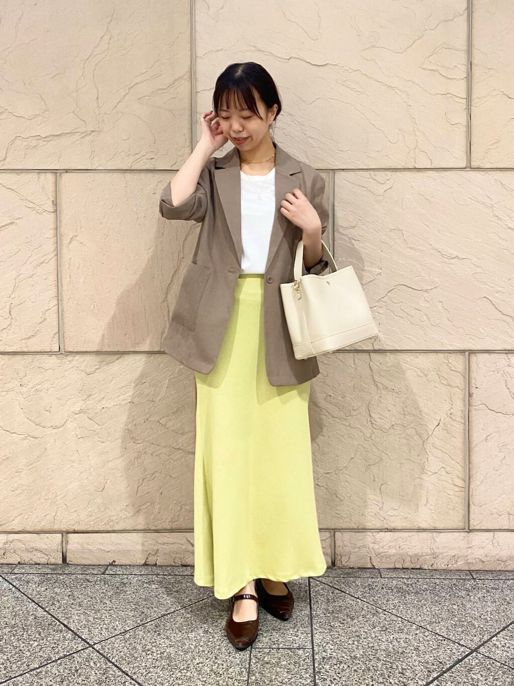 「大人カジュアル、キレイめ、きれいめカジュアル、カットソー、パンツ、春コーデ、春服、夏コーデ、newarrival、休日スタイル、フェミニン、ROSSO、夏服、オンオフ兼用、オンオフ」｜「URBAN RESEARCH ROSSO WOMENのAULENTTI　スクエアBAG（ハンドバッグ、ホワイト系）」を使った、matsuさん（レディース・162cm）の春コーディネートの1枚目の写真