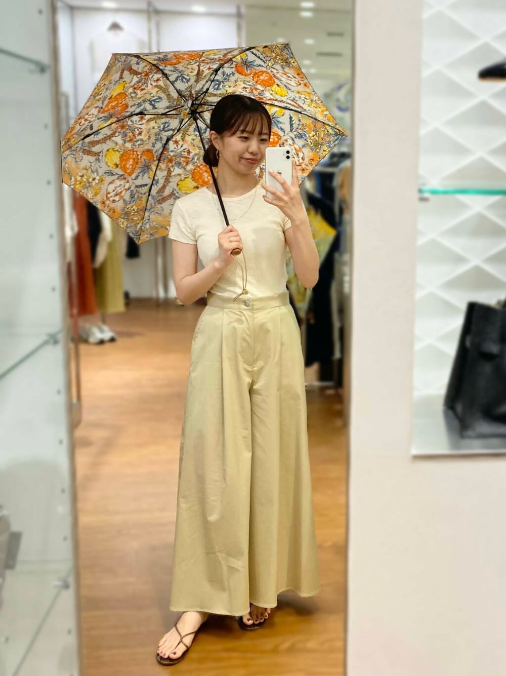 「キレイめ、きれいめカジュアル、リブニット、パンツ、雨の日コーデ、夏コーデ、newarrival、フェミニン、manipuri、ROSSO、夏服、オンオフ兼用、オンオフ、大人かわいい、傘」｜「URBAN RESEARCH ROSSO WOMENのコットンワイドパンツ（その他パンツ、ベージュ系）」を使った、matsuさん（レディース・162cm）の春コーディネートの1枚目の写真