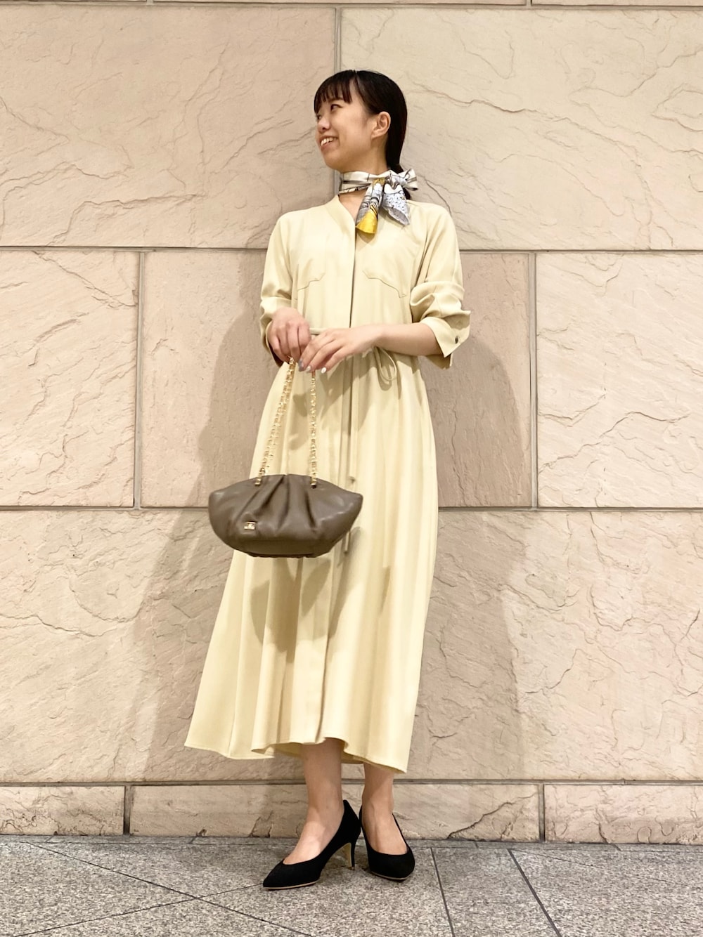 「URBAN RESEARCH ROSSO、URBAN RESEARCH、パステルカラー、デートコーデ、秋コーデ、秋服コーデ、休日スタイル、お仕事コーデ、オフィスカジュアル、ワンピース、結婚式二次会スタイル、食事会、会食」｜「manipuriのアイテム（バンダナ/スカーフ、イエロー系）」を使った、matsuさん（レディース・162cm）の秋コーディネートの1枚目の写真