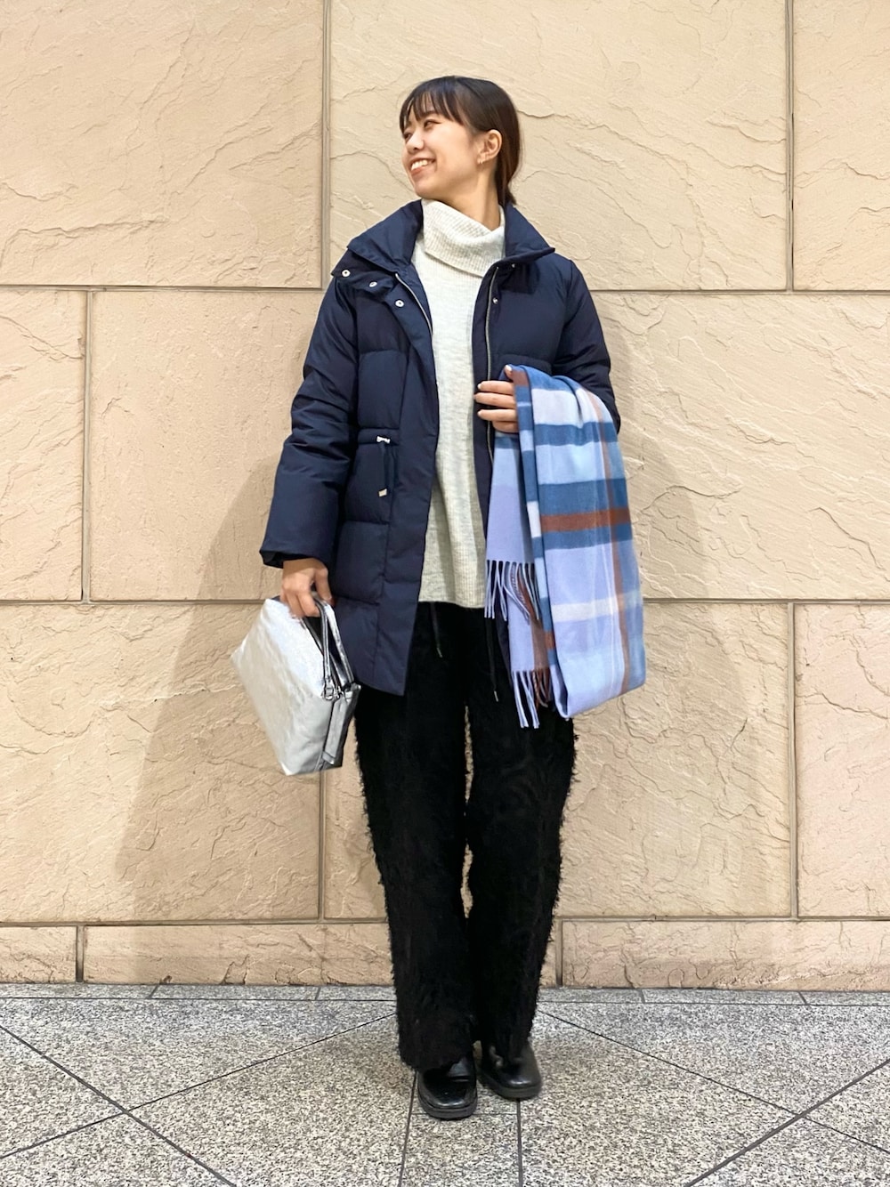 「URBAN RESEARCH ROSSO、URBAN RESEARCH、ROSSO、冬コーデ、チェック、きれいめカジュアル、冬アウター、ダウン、イージーパンツ、タートルネック、ニット、ネイビー、オトナカジュアル、イエベ秋、骨格ウェーブ」｜「URBAN RESEARCH ROSSO WOMENの撥水スタンドミドルダウンコート（ダウンジャケット/コート、ブルー系）」を使った、matsuさん（レディース・162cm）の冬コーディネートの1枚目の写真