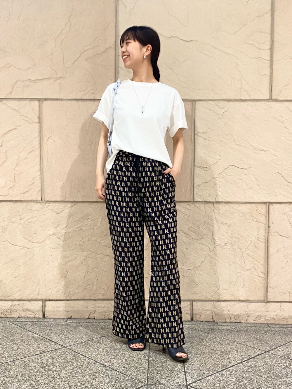 「URBAN RESEARCH ROSSO、URBAN RESEARCH、シンプルコーデ、春夏コーデ、休日スタイル、きれいめカジュアル、モノトーン、オトナカジュアル、柄パンツ、パンツスタイル、夏コーデ、白Tシャツ」｜「URBAN RESEARCH ROSSO WOMENの汗染み防止スーピマコットンTシャツ（Tシャツ/カットソー、ホワイト系）」を使った、matsuさん（レディース・162cm）の春コーディネートの1枚目の写真