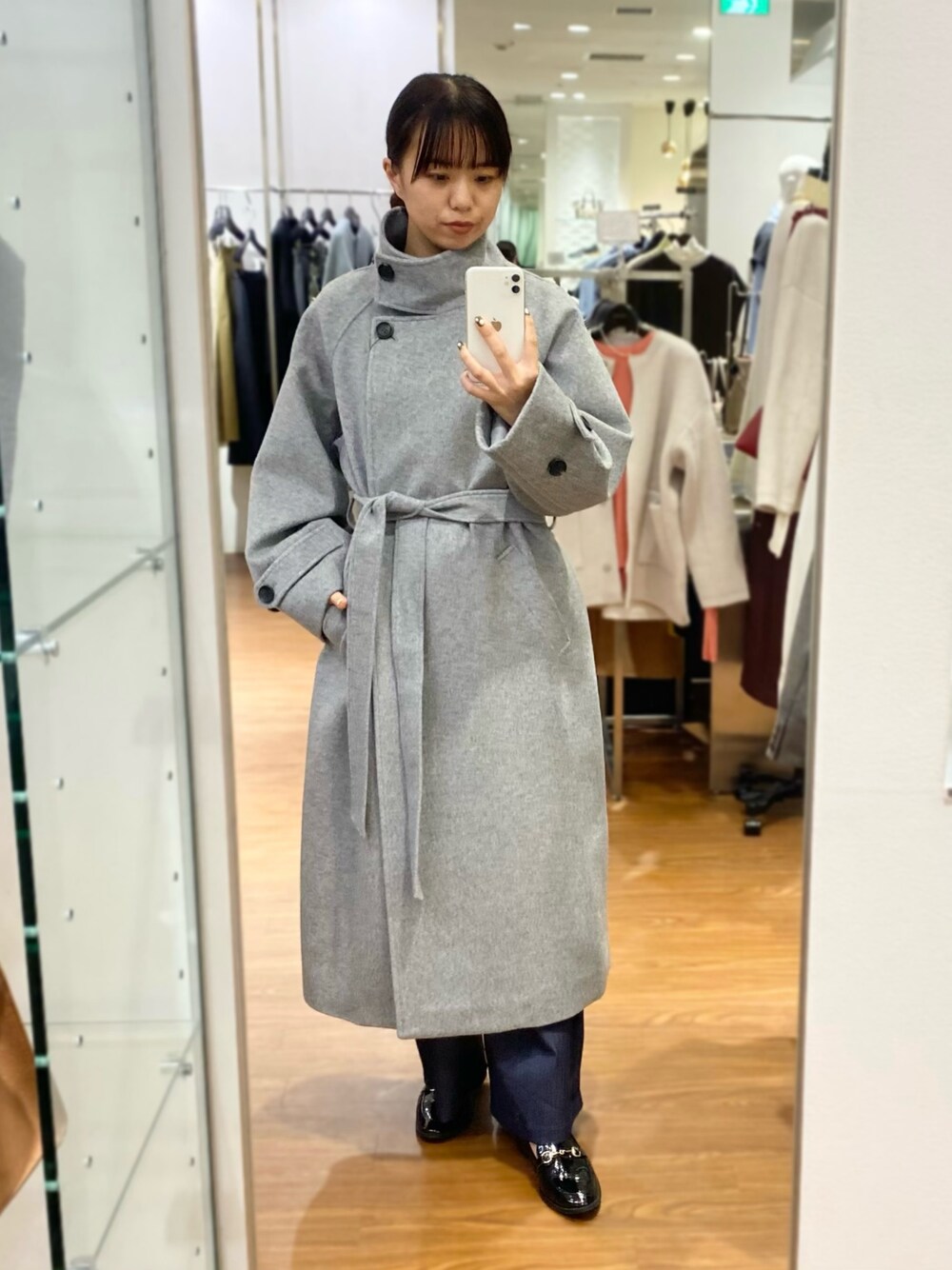 「URBAN RESEARCH ROSSO、URBAN RESEARCH、ROSSO、モノトーン、冬コーデ、ロングコート、冬アウター、オトナカジュアル、パンツスタイル、アウターコーデ、ハイネック、スタンドカラー、ウールコート、グレー、イエベ秋」｜「URBAN RESEARCH ROSSO WOMENの2WAYスタンドカラーロングコート（その他アウター、グレー系）」を使った、matsuさん（レディース・162cm）の秋コーディネートの1枚目の写真