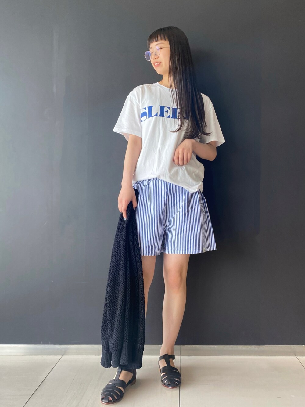 「大人カジュアル、夏コーデ、ゆるコーデ、Tシャツ、ルームウェア、パジャマ、ロゴT、URBAN RESEARCH ROSSO、sleepy jones」｜「SLEEPY JONESのSLEEPY JONES / CORE-MNT028-F1262-100（Tシャツ/カットソー、ホワイト系）」を使った、matsuさん（レディース・162cm）の春コーディネートの1枚目の写真