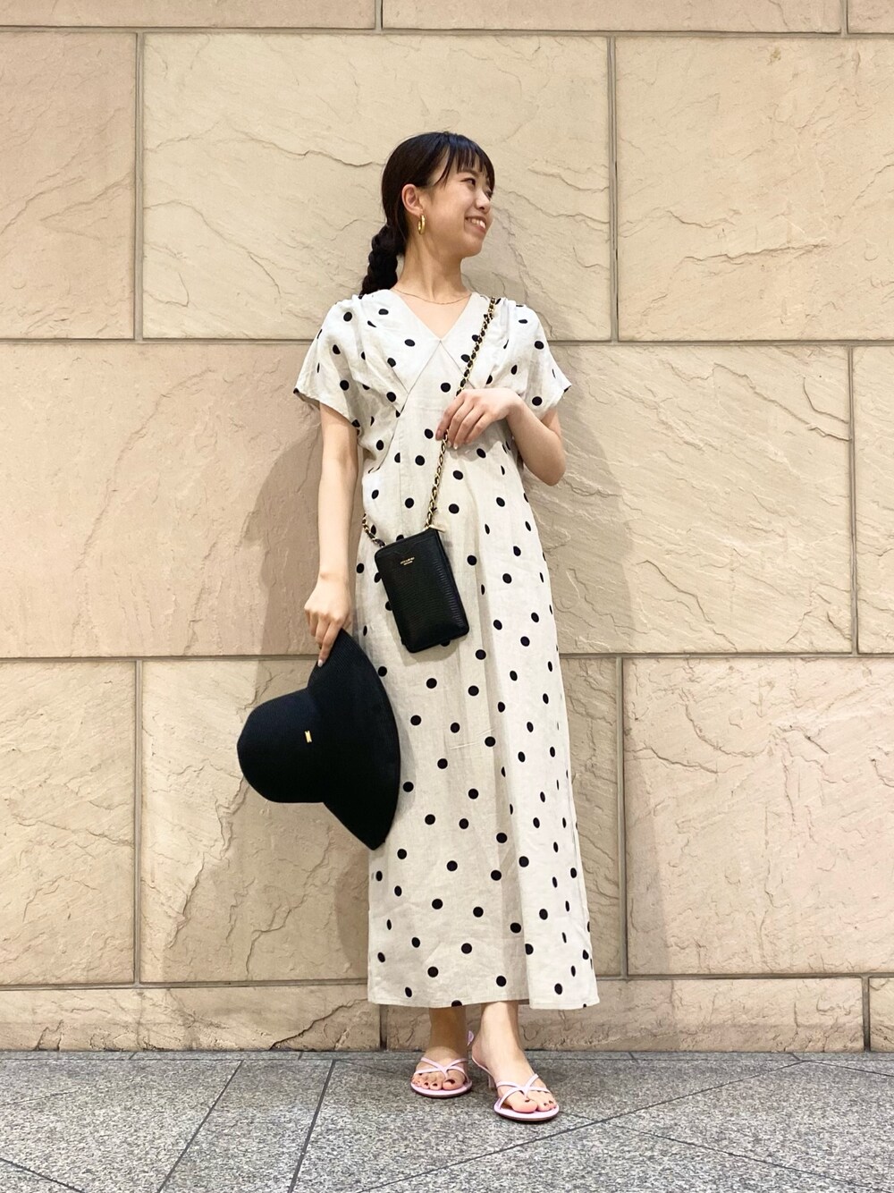 「URBAN RESEARCH ROSSO、お出かけコーデ、きれいめカジュアル、ワンピース、休日スタイル、オトナ女子、ドット、むぎわら帽子、ハット」｜「URBAN RESEARCH ROSSO WOMENのPAPER WIDE BLIM HAT（ハット、ブラック系）」を使った、matsuさん（レディース・162cm）の春コーディネートの1枚目の写真