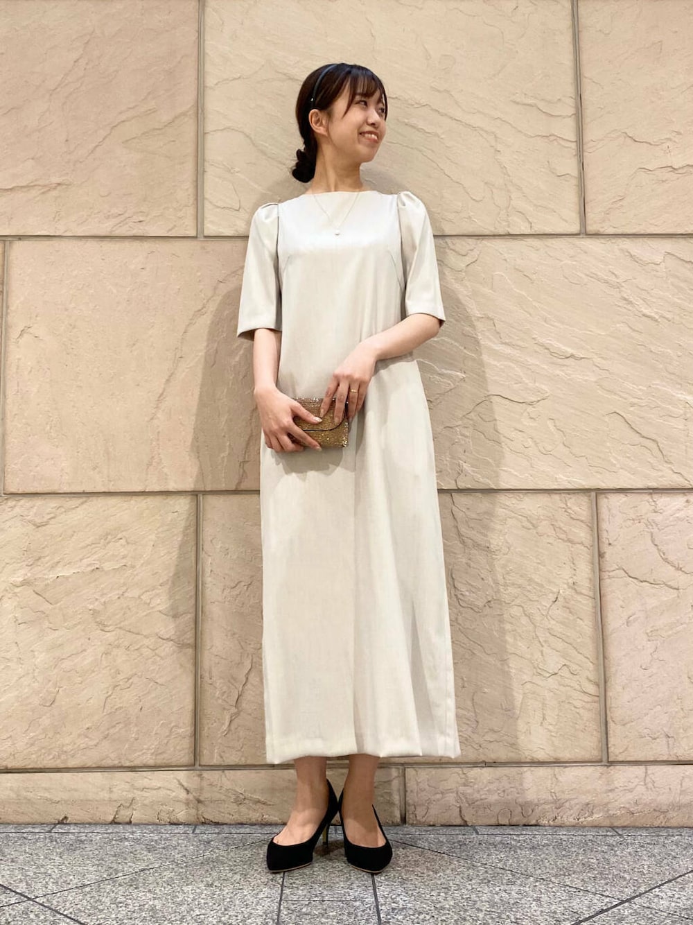「ワンピース、大人カジュアル、キレイめ、きれいめカジュアル、夏コーデ、オフィスカジュアル、フェミニン、ROSSO、夏服、オンオフ兼用、オンオフ、大人かわいい、20代後半、お呼ばれコーデ、骨格ウェーブ」｜「URBAN RESEARCH ROSSO WOMENの『MADE IN JAPAN』オリジナルスウェードパンプス（パンプス、ブラック系）」を使った、matsuさん（レディース・162cm）の春コーディネートの1枚目の写真